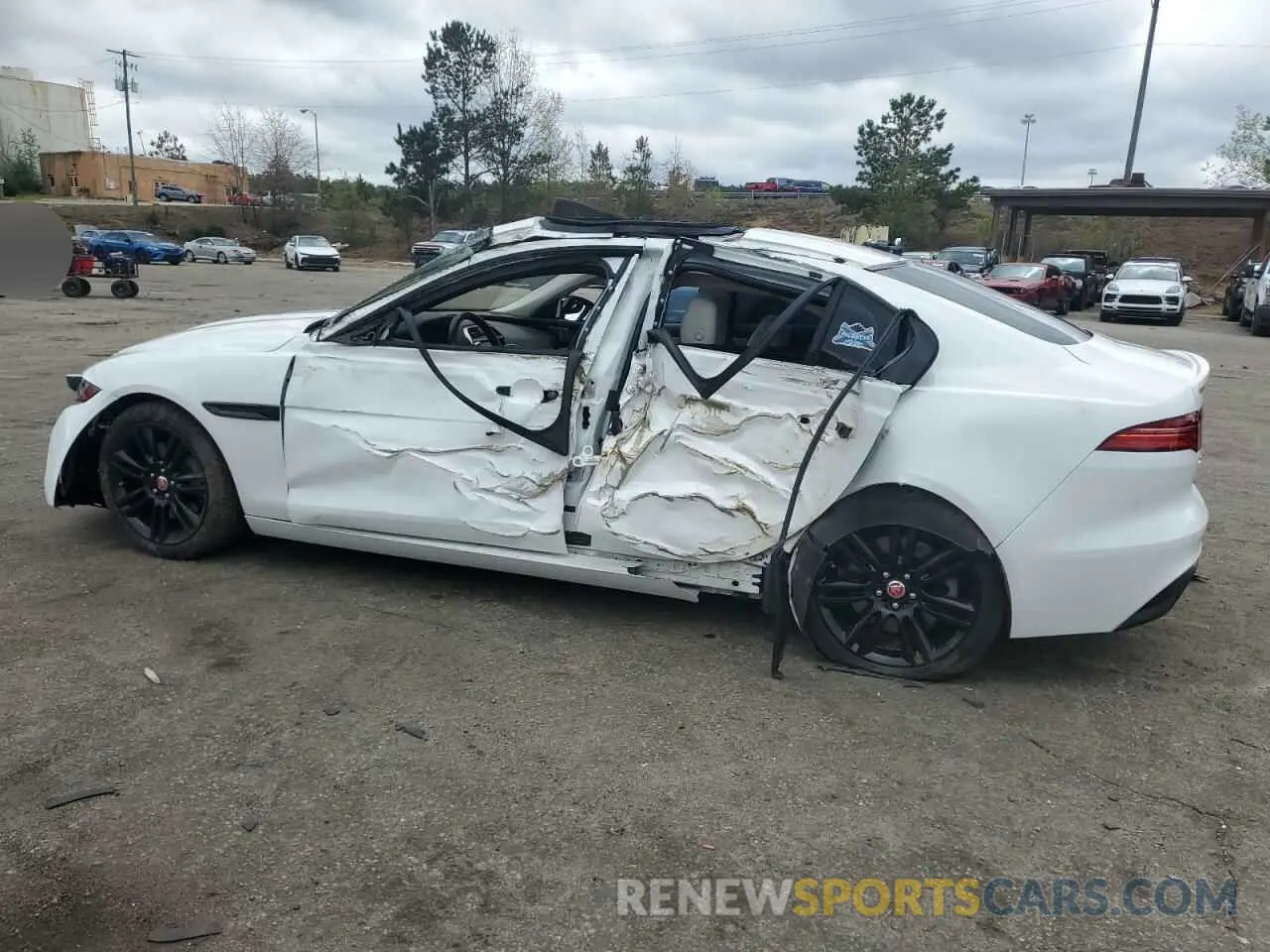 2 fotografías del automóvil dañado SAJAE4FXXLCP64525 JAGUAR XE 2020