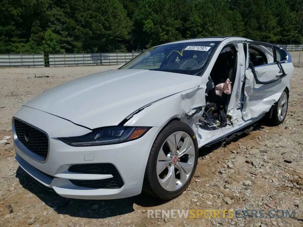 2 fotografías del automóvil dañado SAJAJ4FX0LCP56302 JAGUAR XE 2020