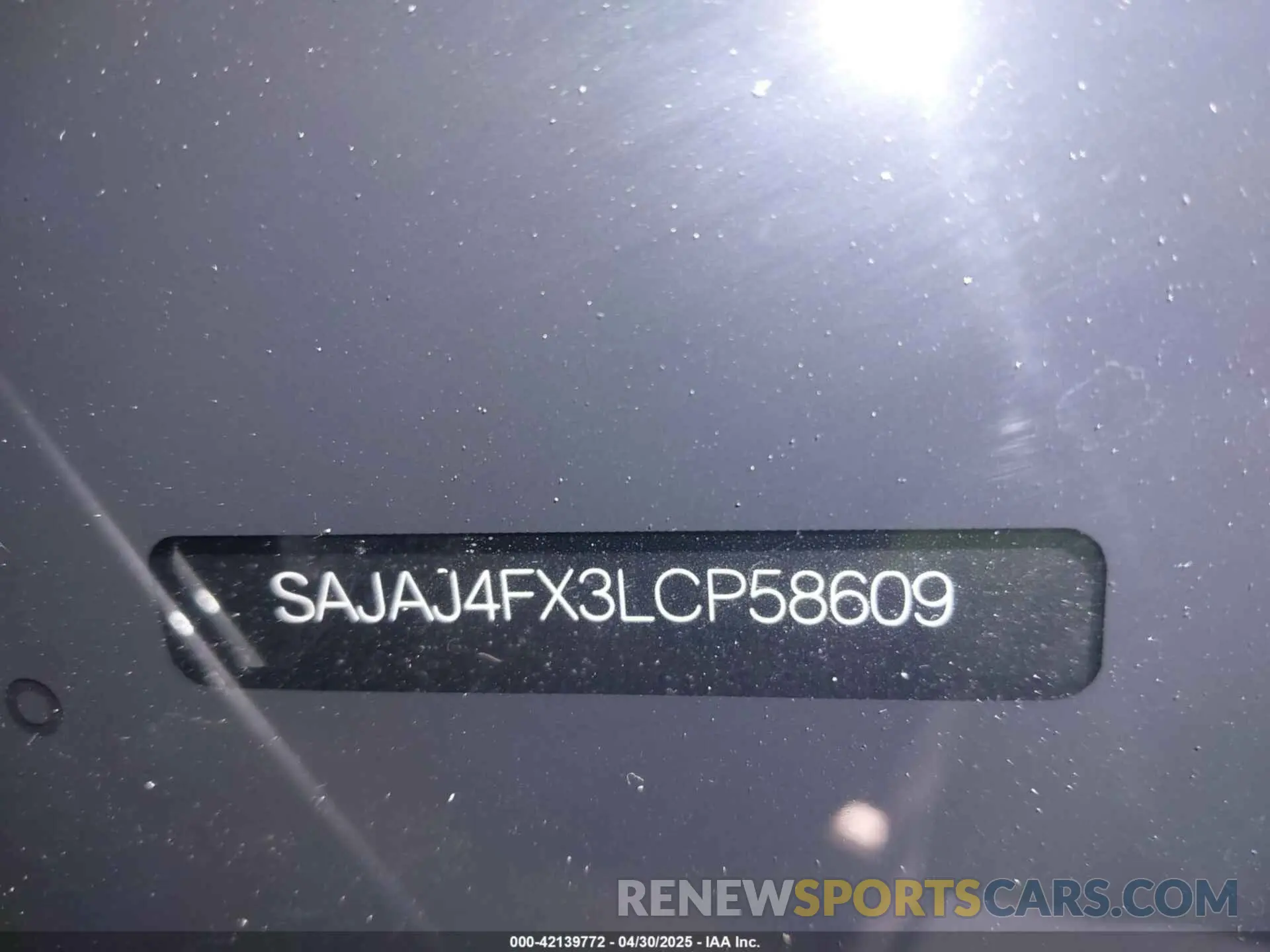 17 fotografías del automóvil dañado SAJAJ4FX3LCP58609 JAGUAR XE 2020