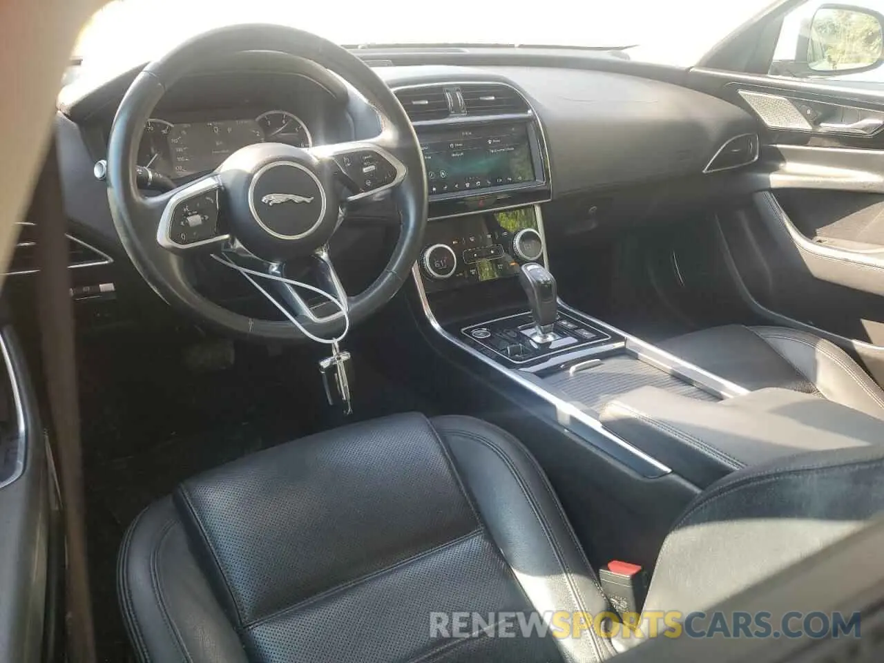 8 fotografías del automóvil dañado SAJAJ4FX5LCP65058 JAGUAR XE 2020