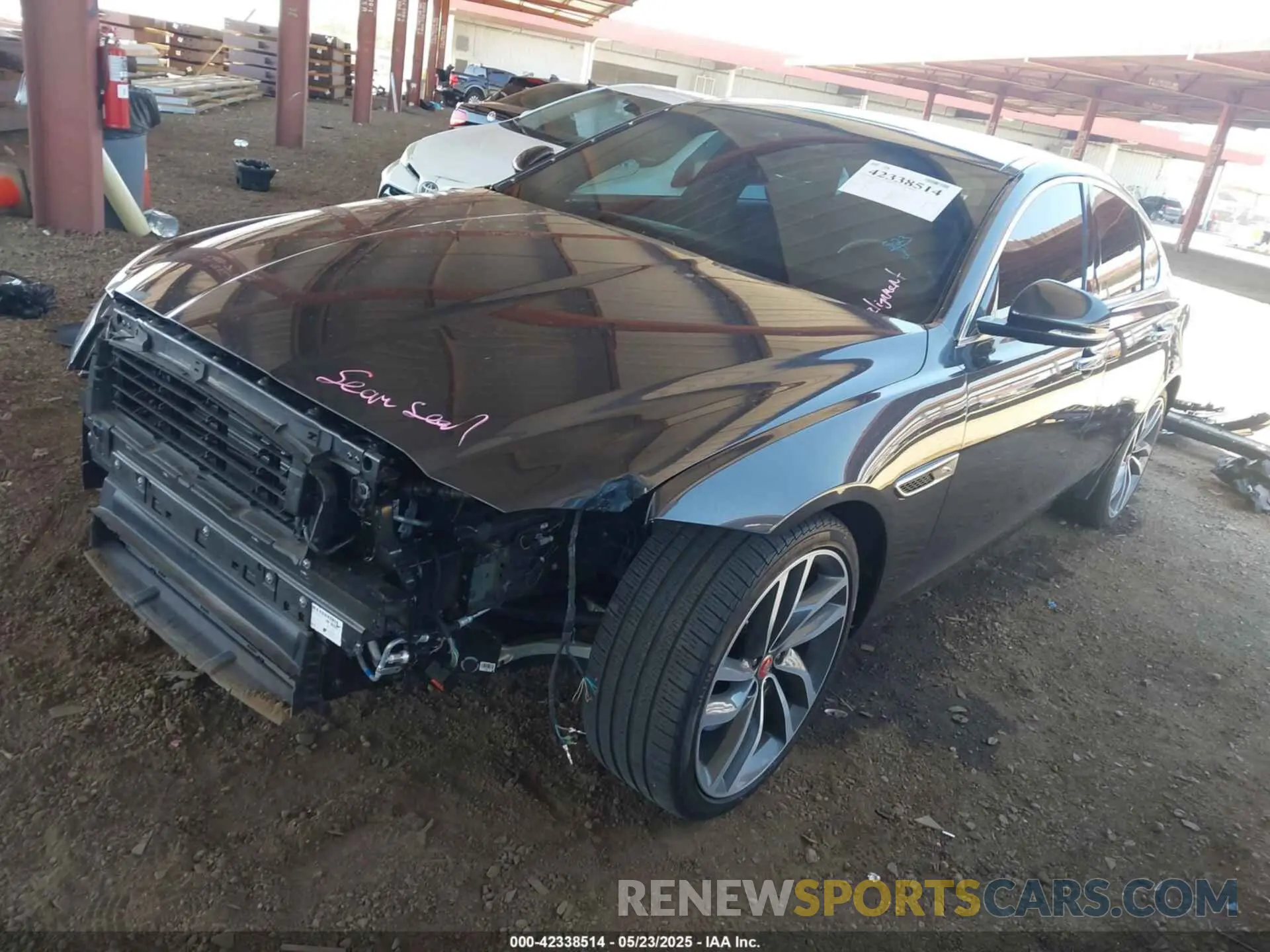 2 fotografías del automóvil dañado SAJBG4FX4NCY92115 JAGUAR XF 2022