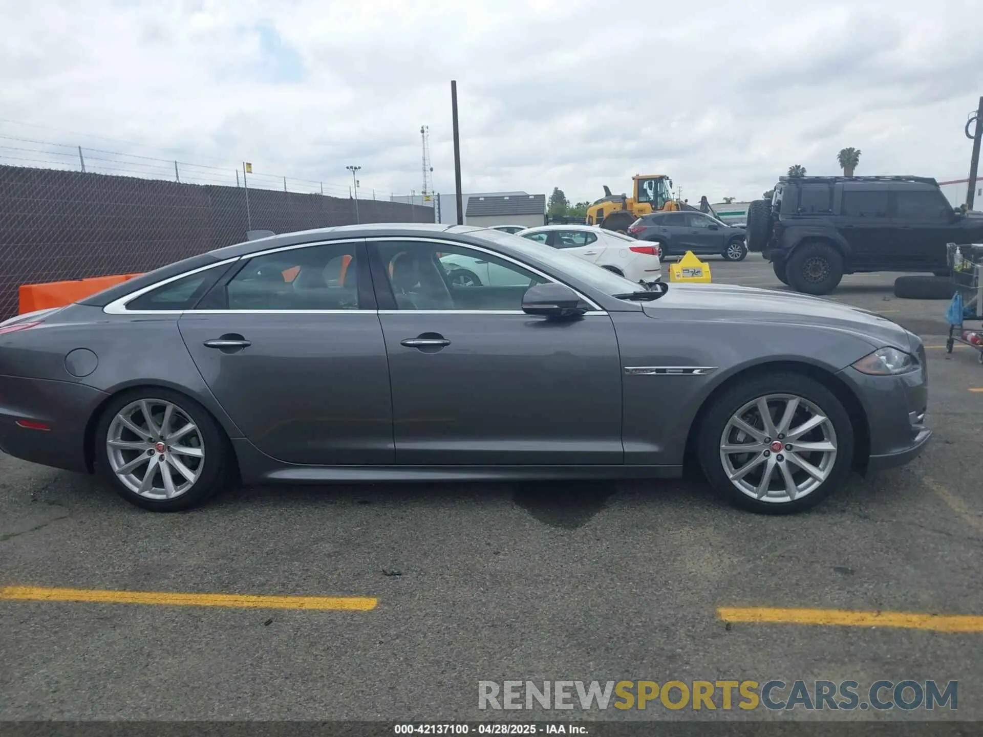 13 fotografías del automóvil dañado SAJWA1C70K8W18186 JAGUAR XJ 2019