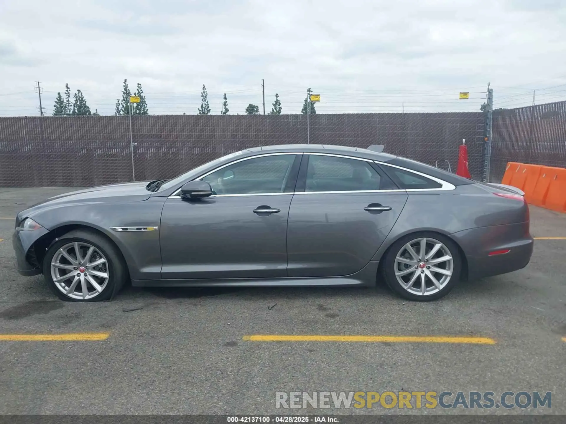 14 fotografías del automóvil dañado SAJWA1C70K8W18186 JAGUAR XJ 2019