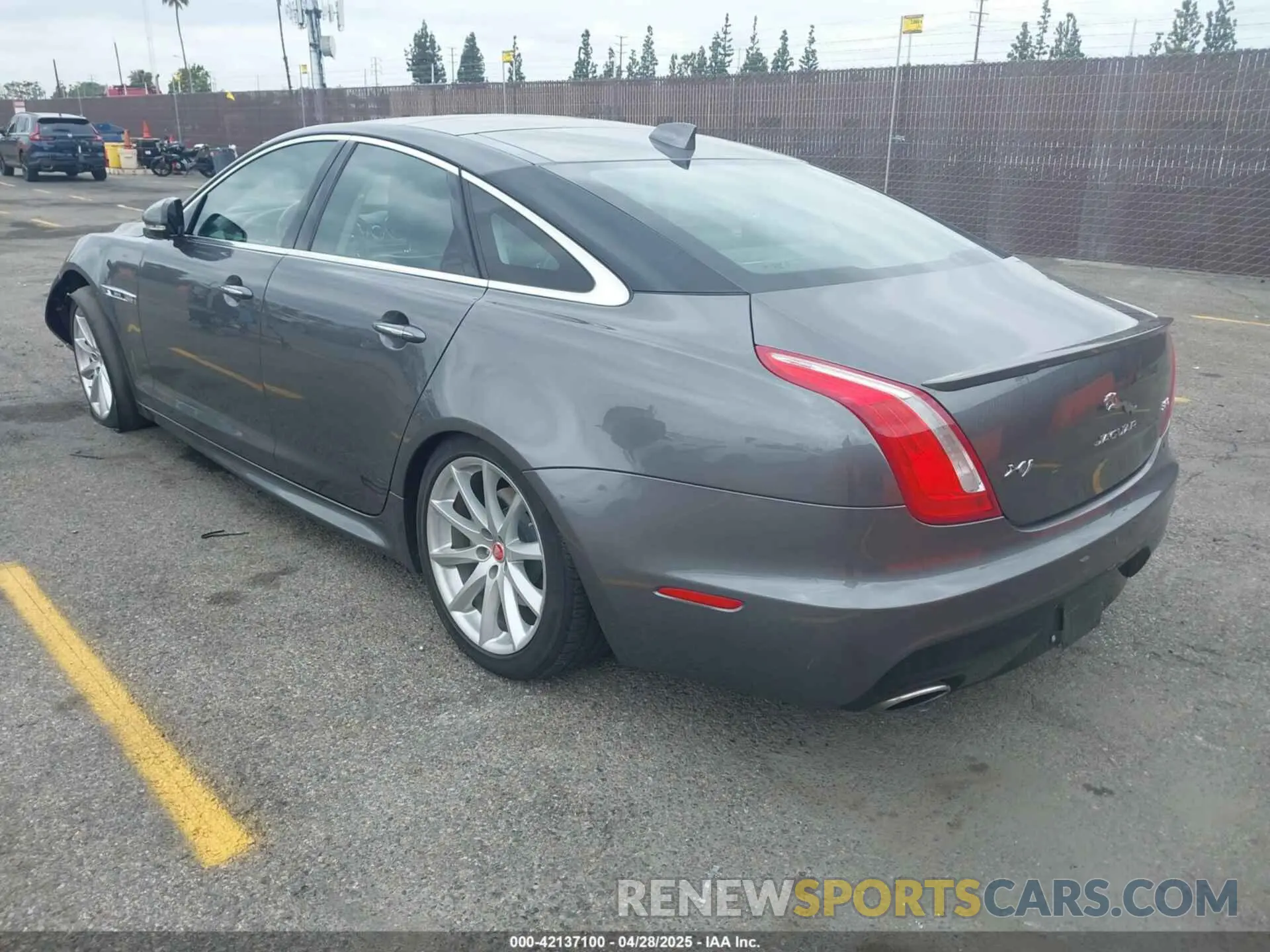 3 fotografías del automóvil dañado SAJWA1C70K8W18186 JAGUAR XJ 2019