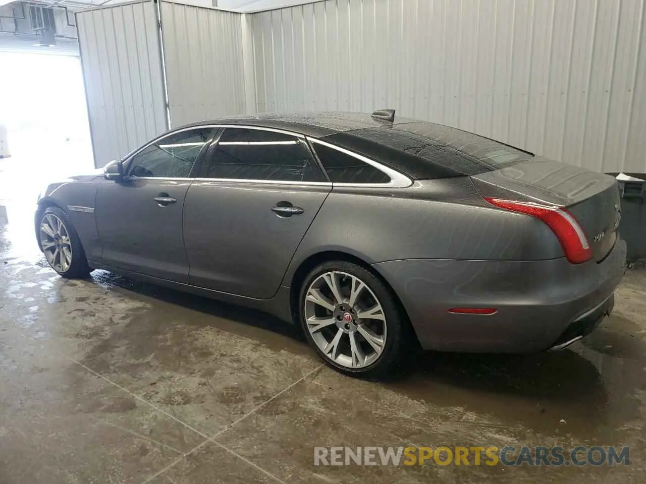 2 fotografías del automóvil dañado SAJWA2G71K8W19797 JAGUAR XJ 2019