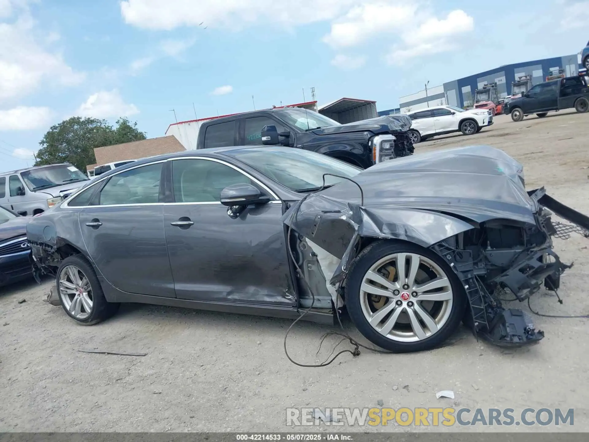 14 fotografías del automóvil dañado SAJWA2G75K8W19401 JAGUAR XJ 2019