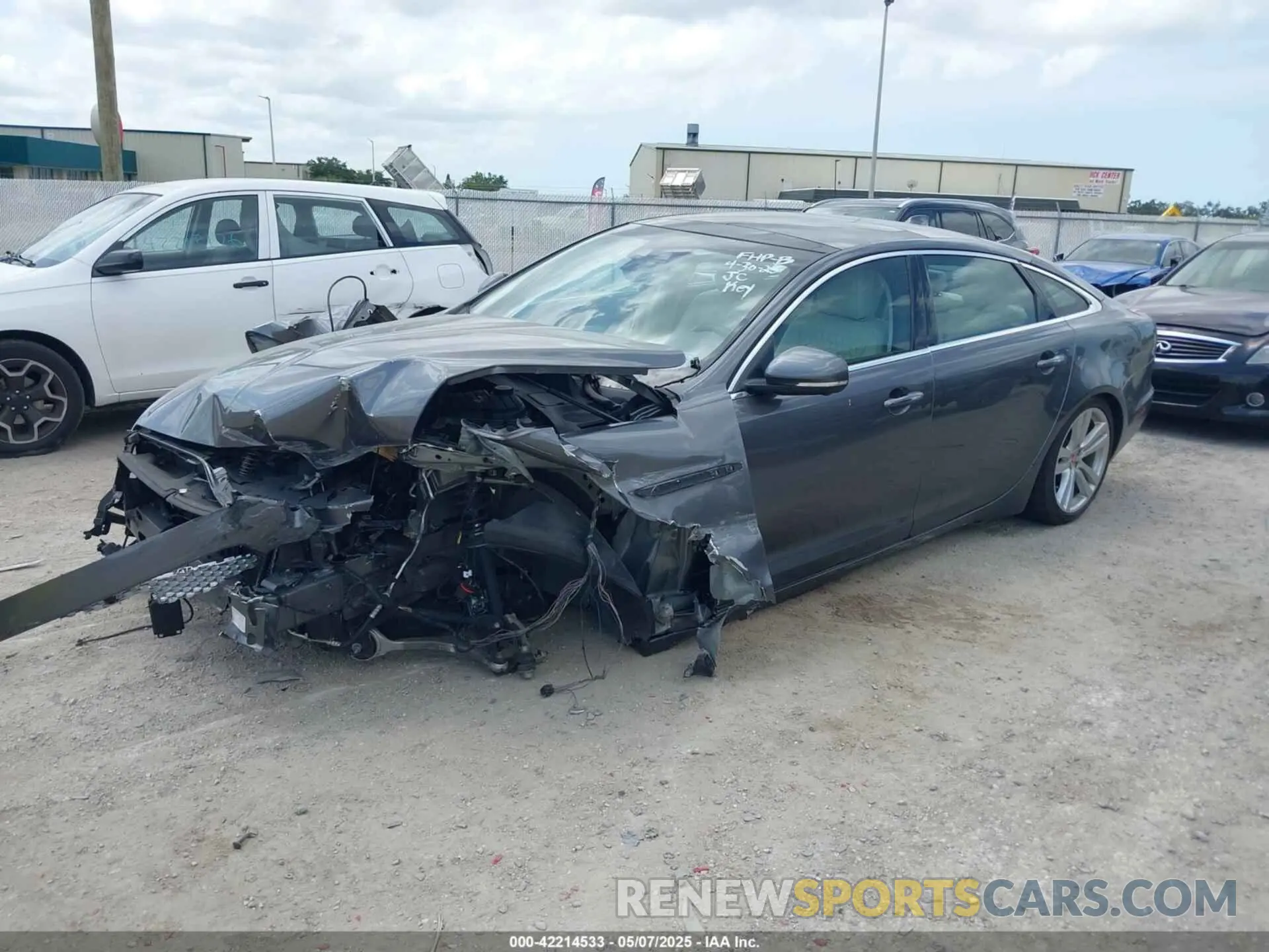 2 fotografías del automóvil dañado SAJWA2G75K8W19401 JAGUAR XJ 2019