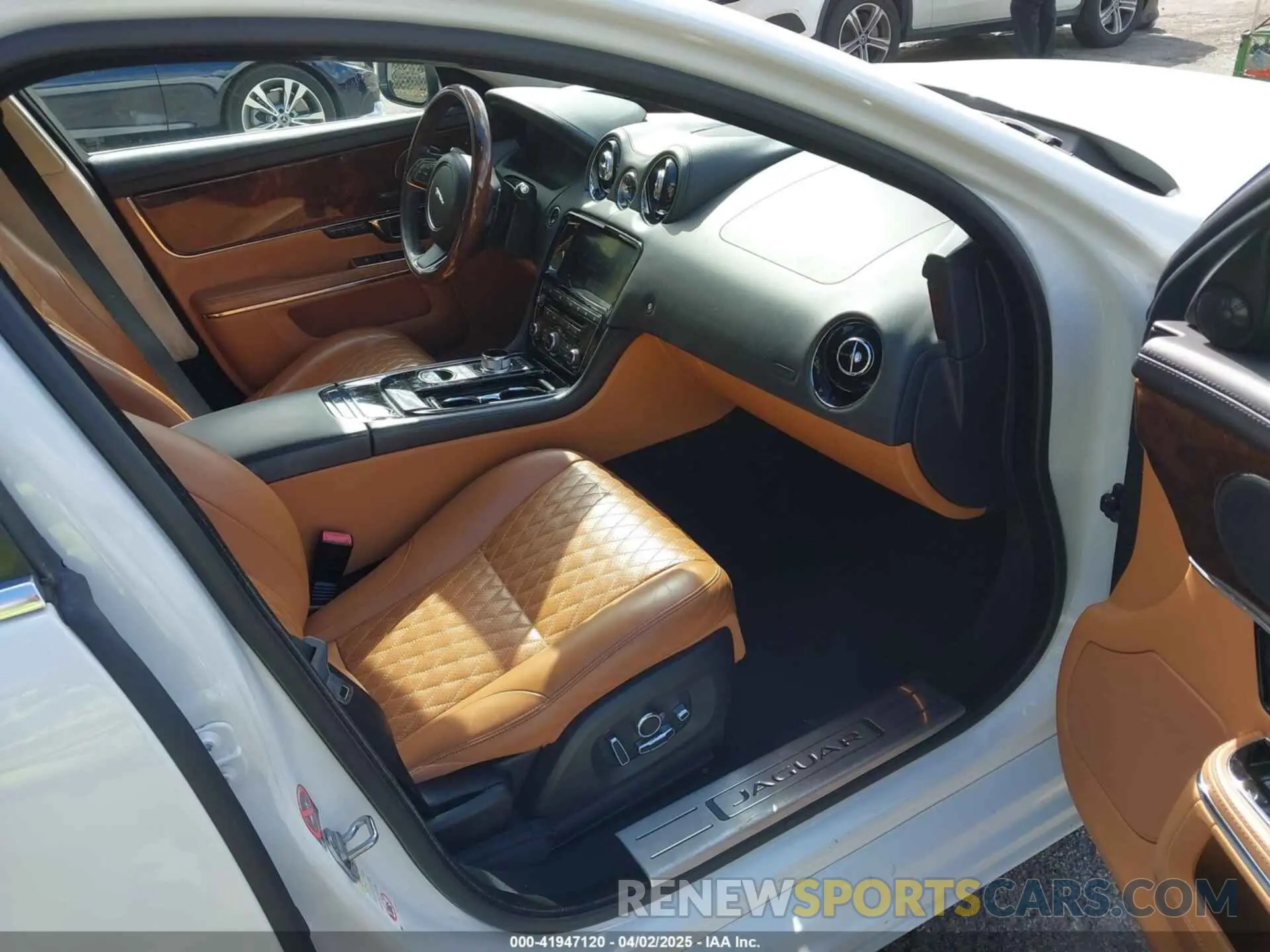 5 fotografías del automóvil dañado SAJWJ2GD4K8W19640 JAGUAR XJ 2019