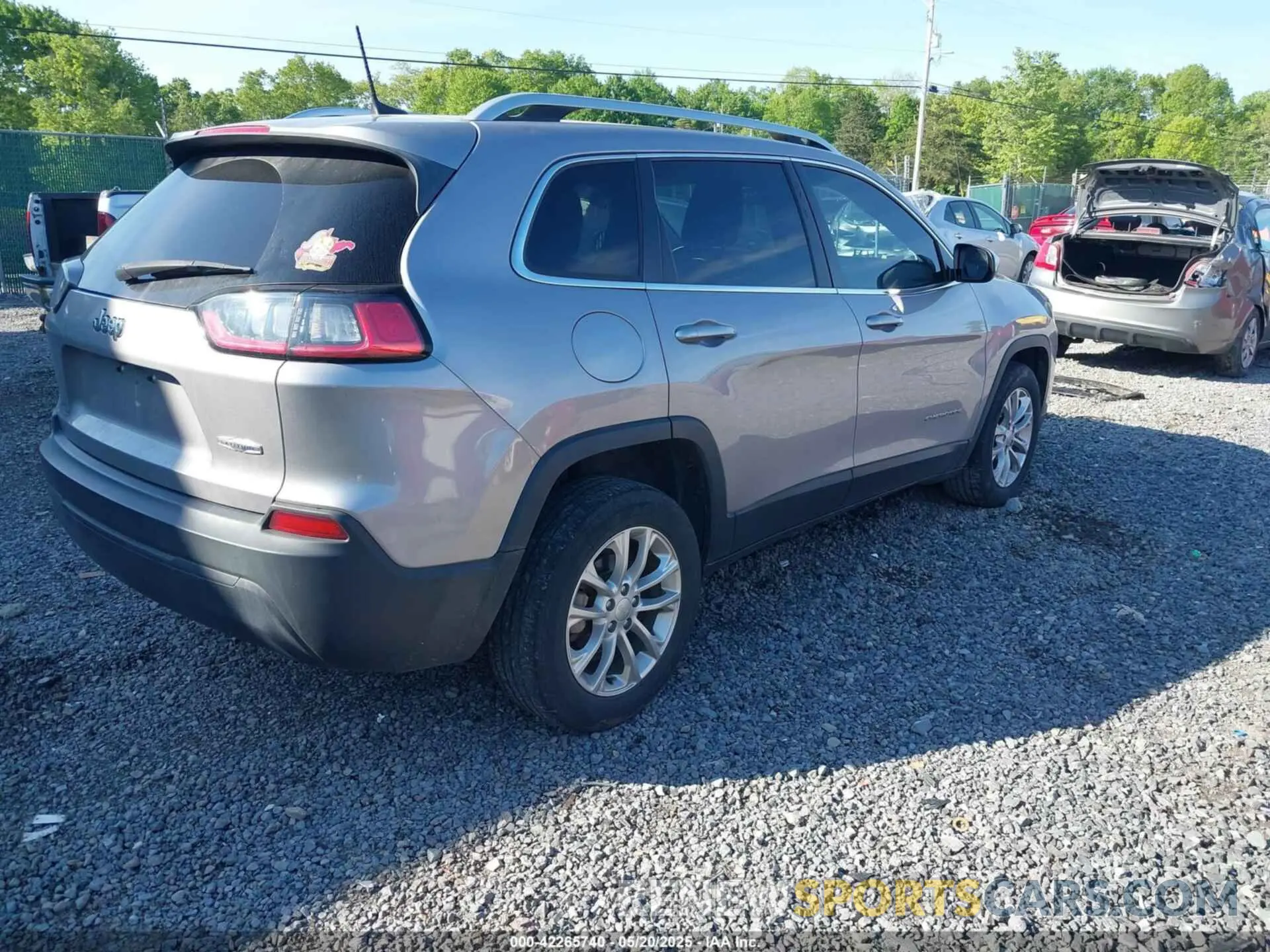 4 fotografías del automóvil dañado 1C4PJLCB2KD285726 JEEP CHEROKEE 2019