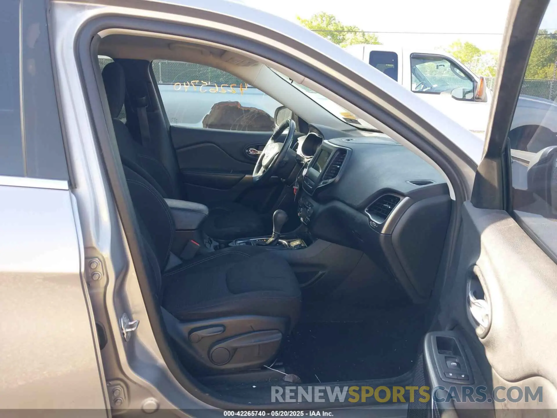 5 fotografías del automóvil dañado 1C4PJLCB2KD285726 JEEP CHEROKEE 2019