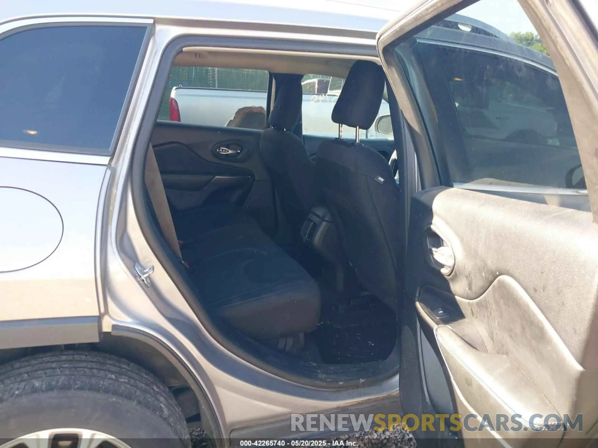 8 fotografías del automóvil dañado 1C4PJLCB2KD285726 JEEP CHEROKEE 2019