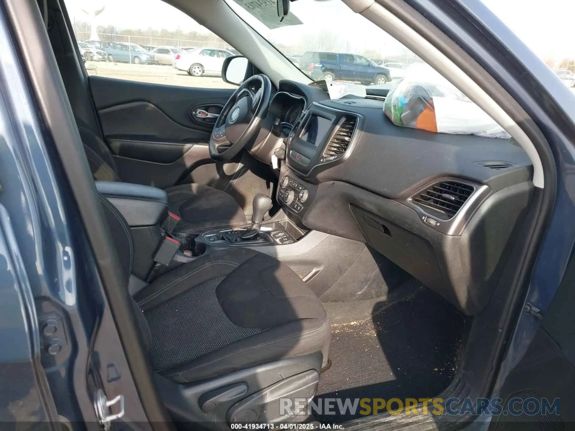 5 fotografías del automóvil dañado 1C4PJLCB2KD403788 JEEP CHEROKEE 2019