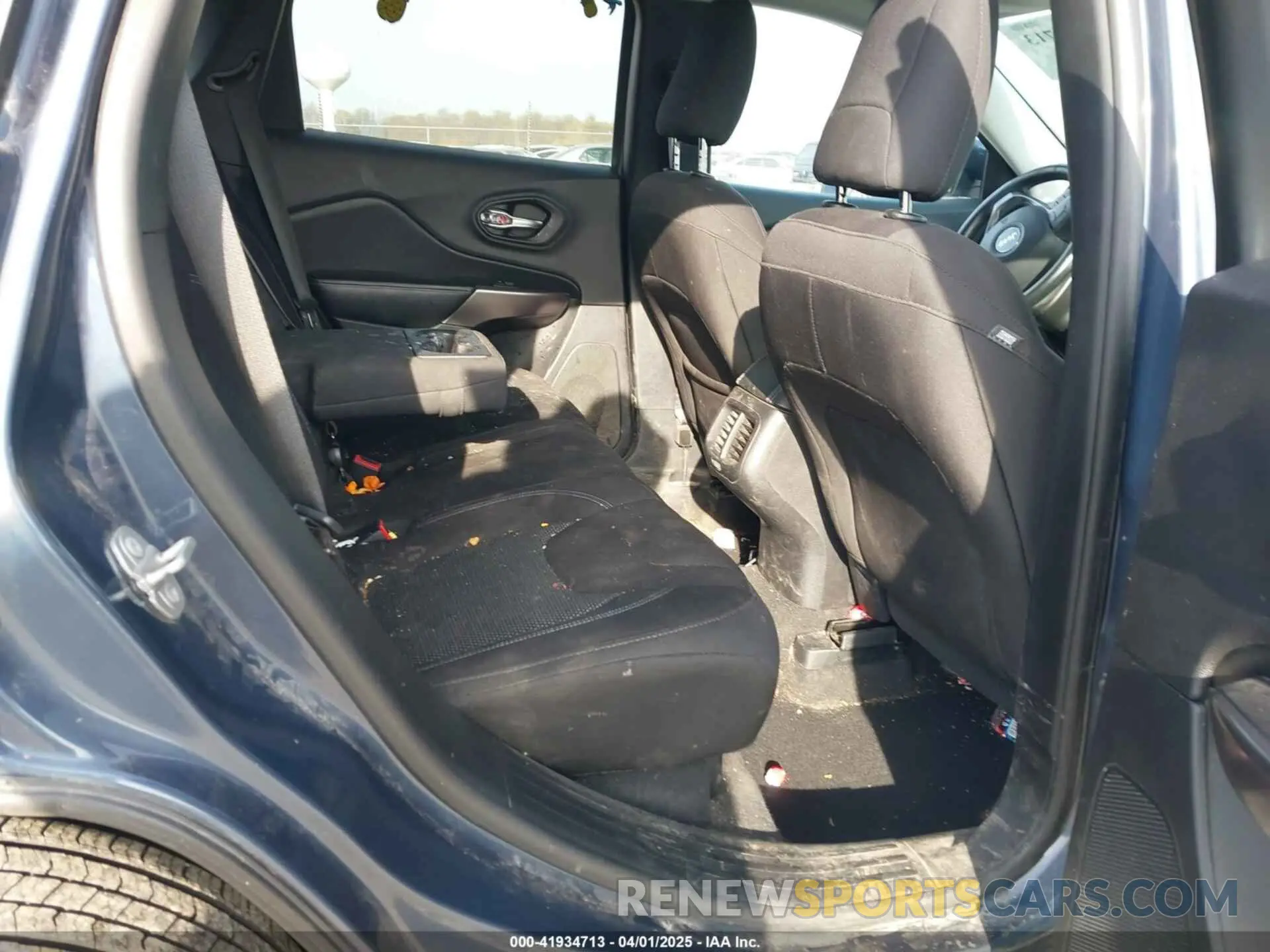 8 fotografías del automóvil dañado 1C4PJLCB2KD403788 JEEP CHEROKEE 2019
