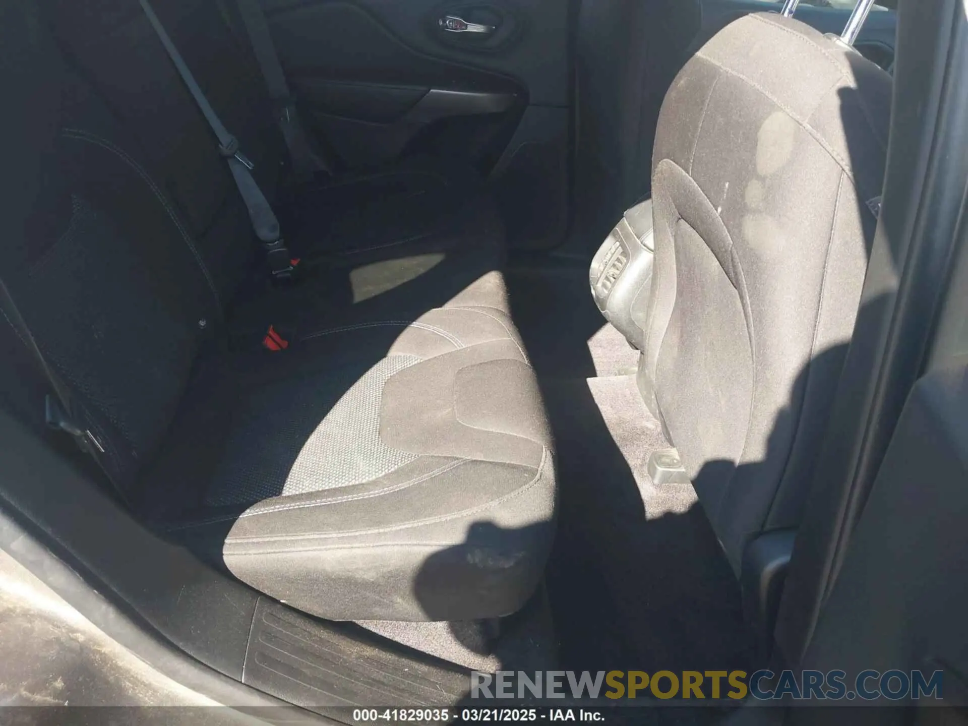 8 fotografías del automóvil dañado 1C4PJLCB4KD175809 JEEP CHEROKEE 2019