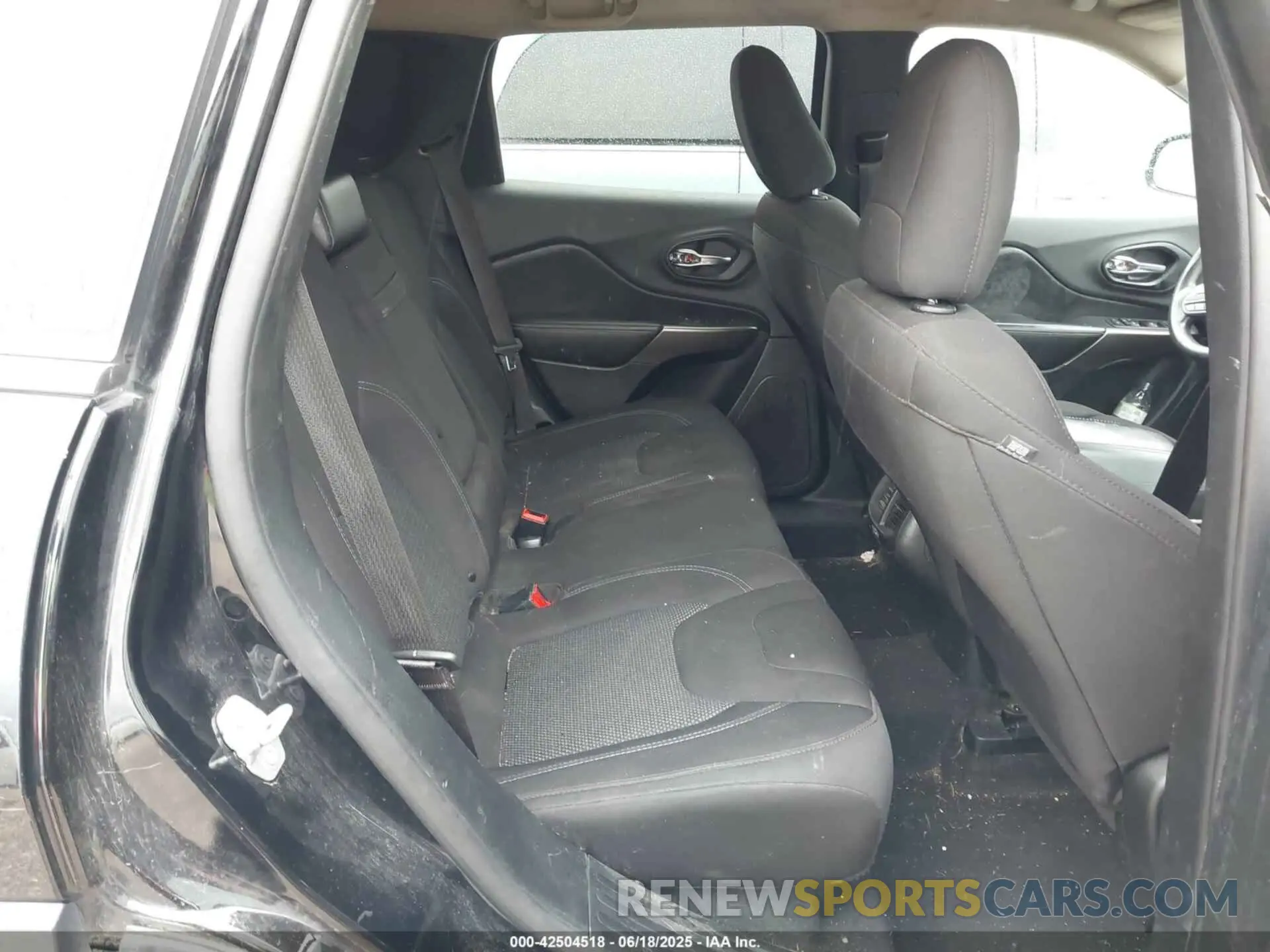 8 fotografías del automóvil dañado 1C4PJLCB5KD358250 JEEP CHEROKEE 2019