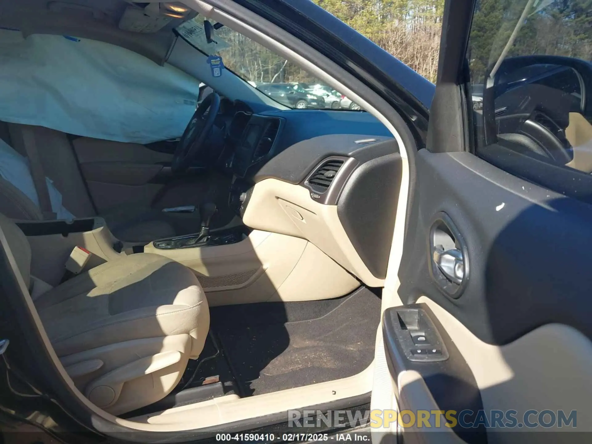 5 fotografías del automóvil dañado 1C4PJLCB6KD373310 JEEP CHEROKEE 2019
