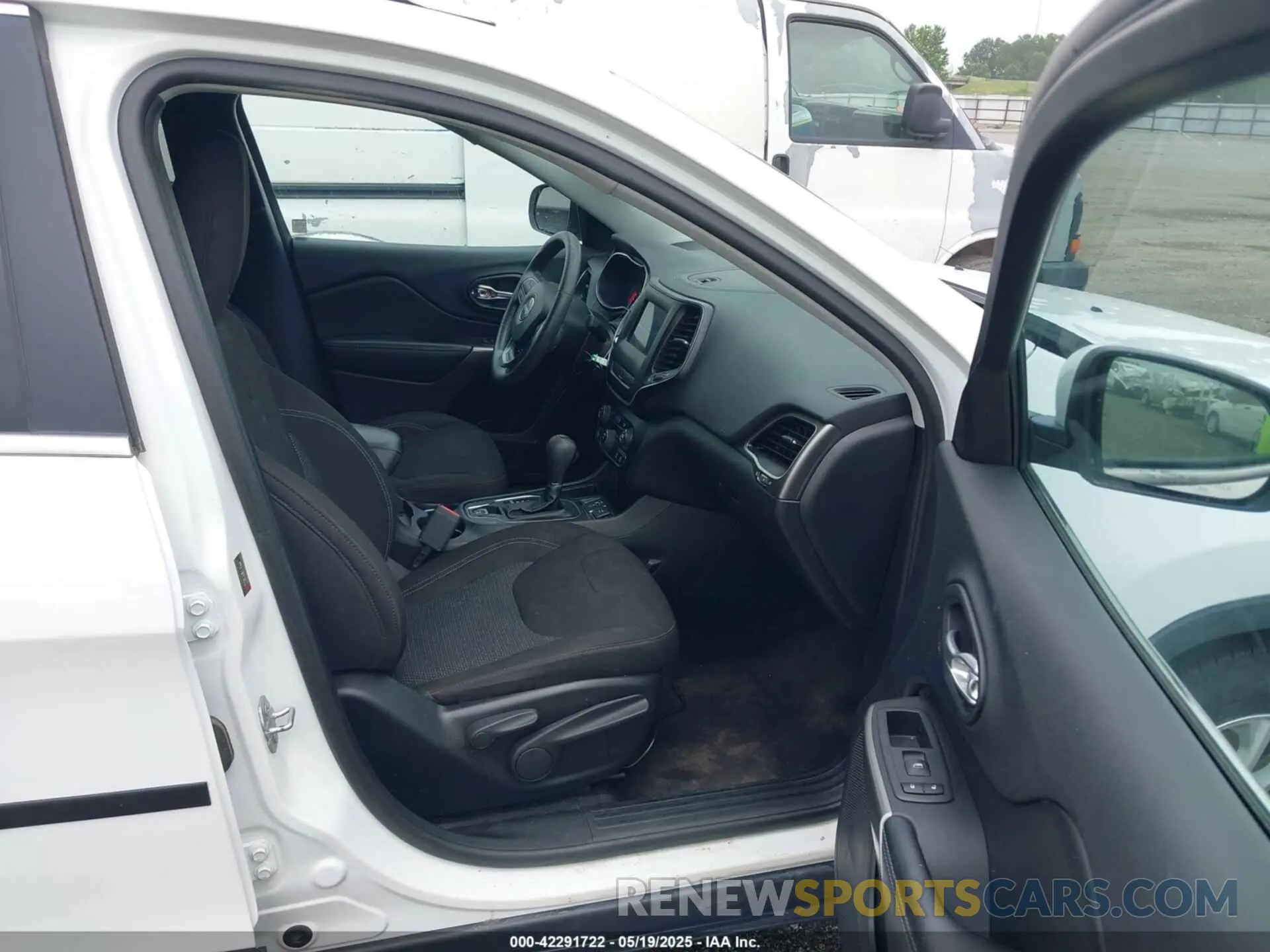 5 fotografías del automóvil dañado 1C4PJLCB8KD145129 JEEP CHEROKEE 2019