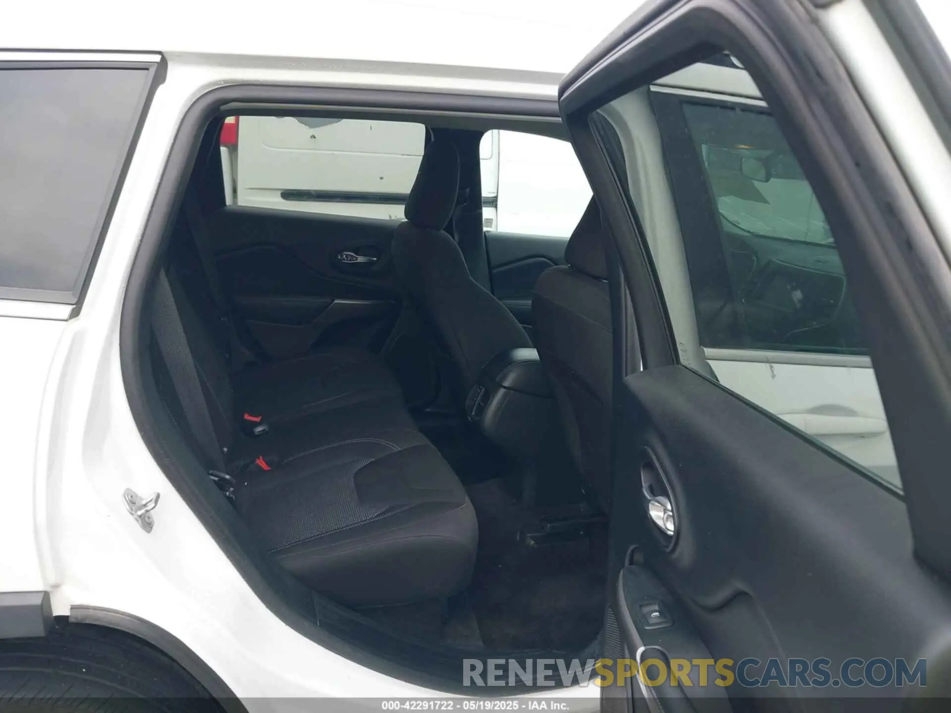 8 fotografías del automóvil dañado 1C4PJLCB8KD145129 JEEP CHEROKEE 2019