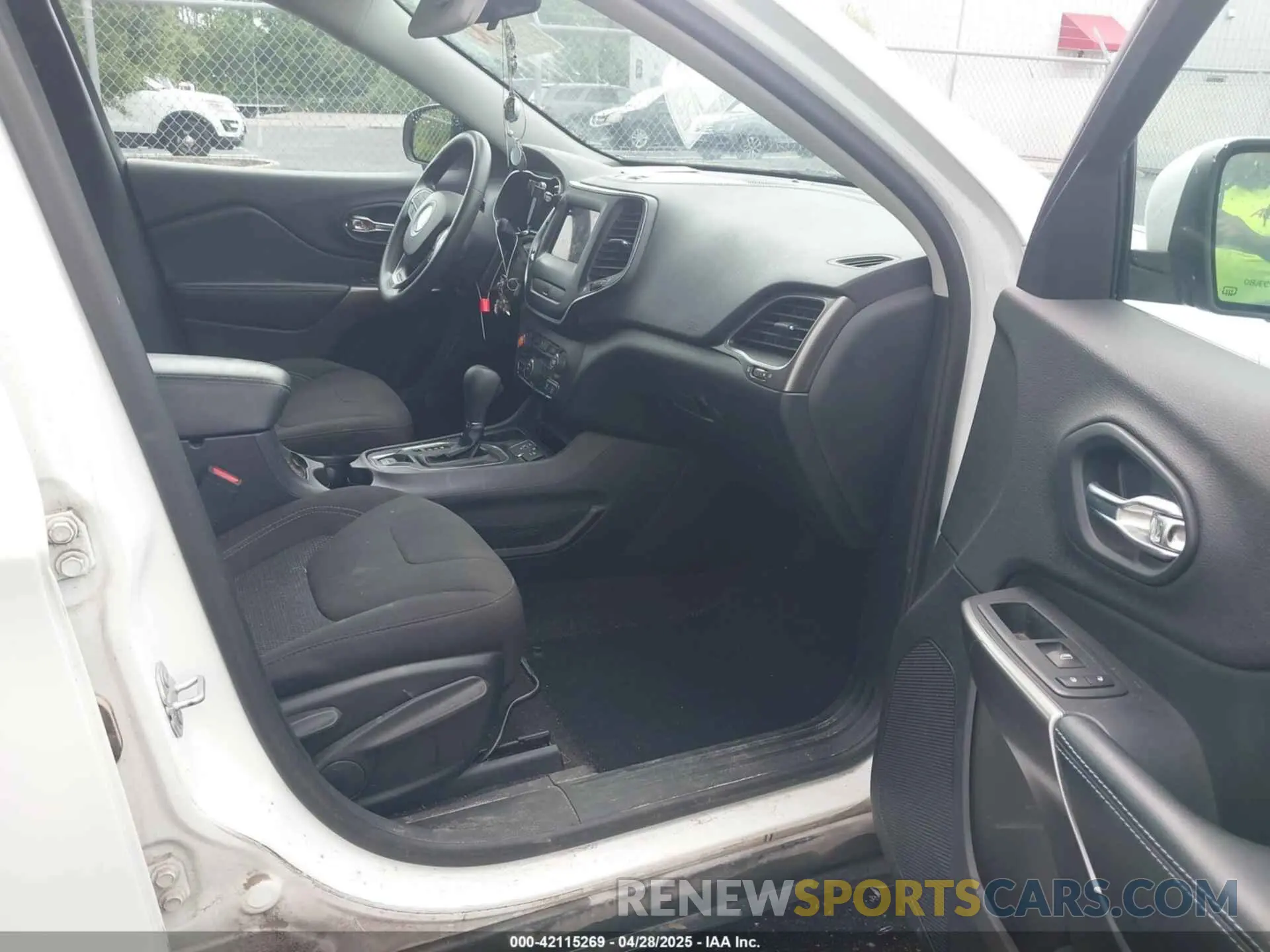5 fotografías del automóvil dañado 1C4PJLCB8KD416836 JEEP CHEROKEE 2019