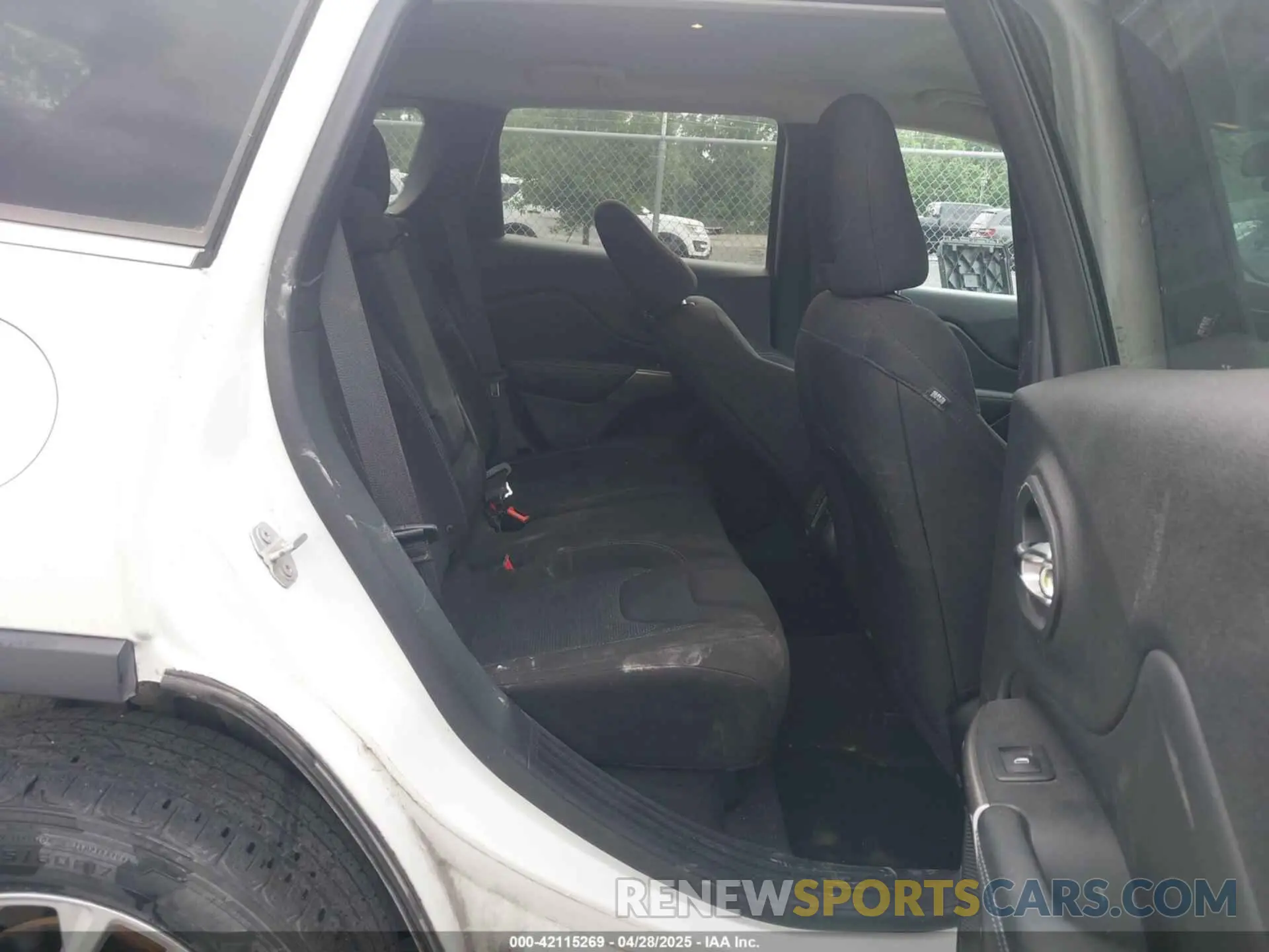 8 fotografías del automóvil dañado 1C4PJLCB8KD416836 JEEP CHEROKEE 2019