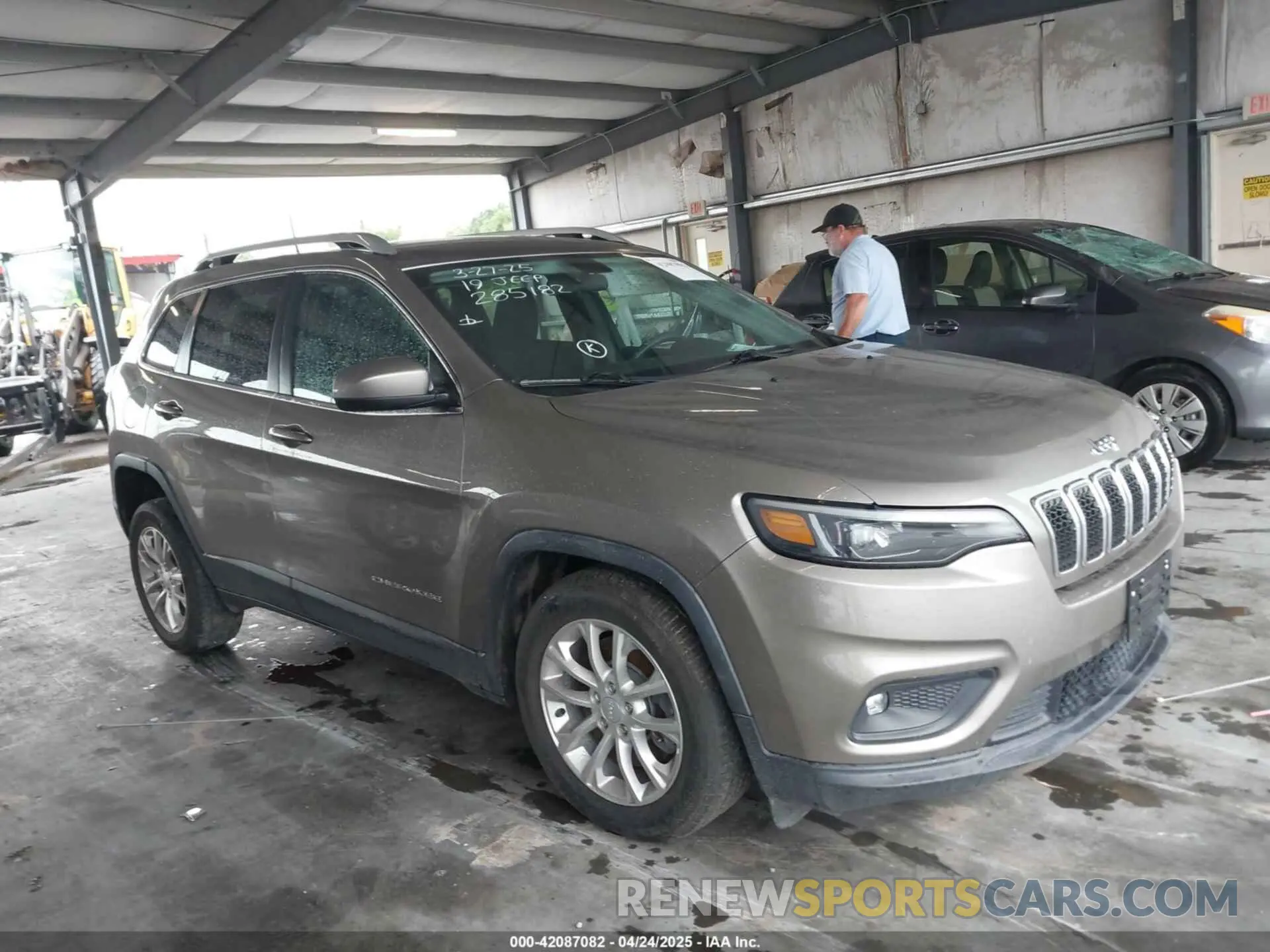 13 fotografías del automóvil dañado 1C4PJLCBXKD285182 JEEP CHEROKEE 2019