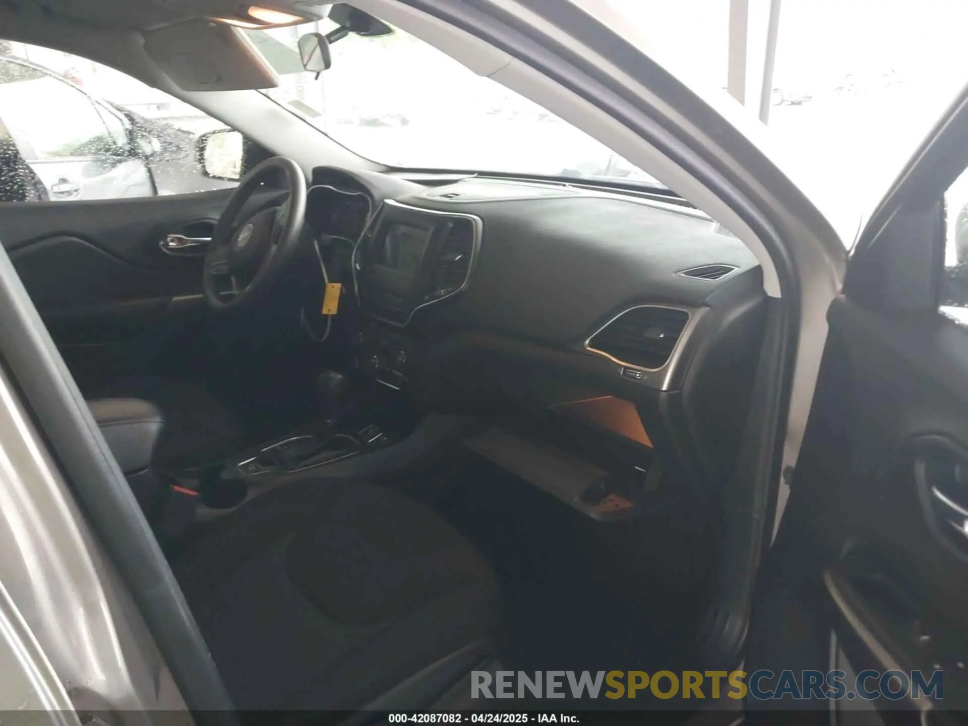 5 fotografías del automóvil dañado 1C4PJLCBXKD285182 JEEP CHEROKEE 2019