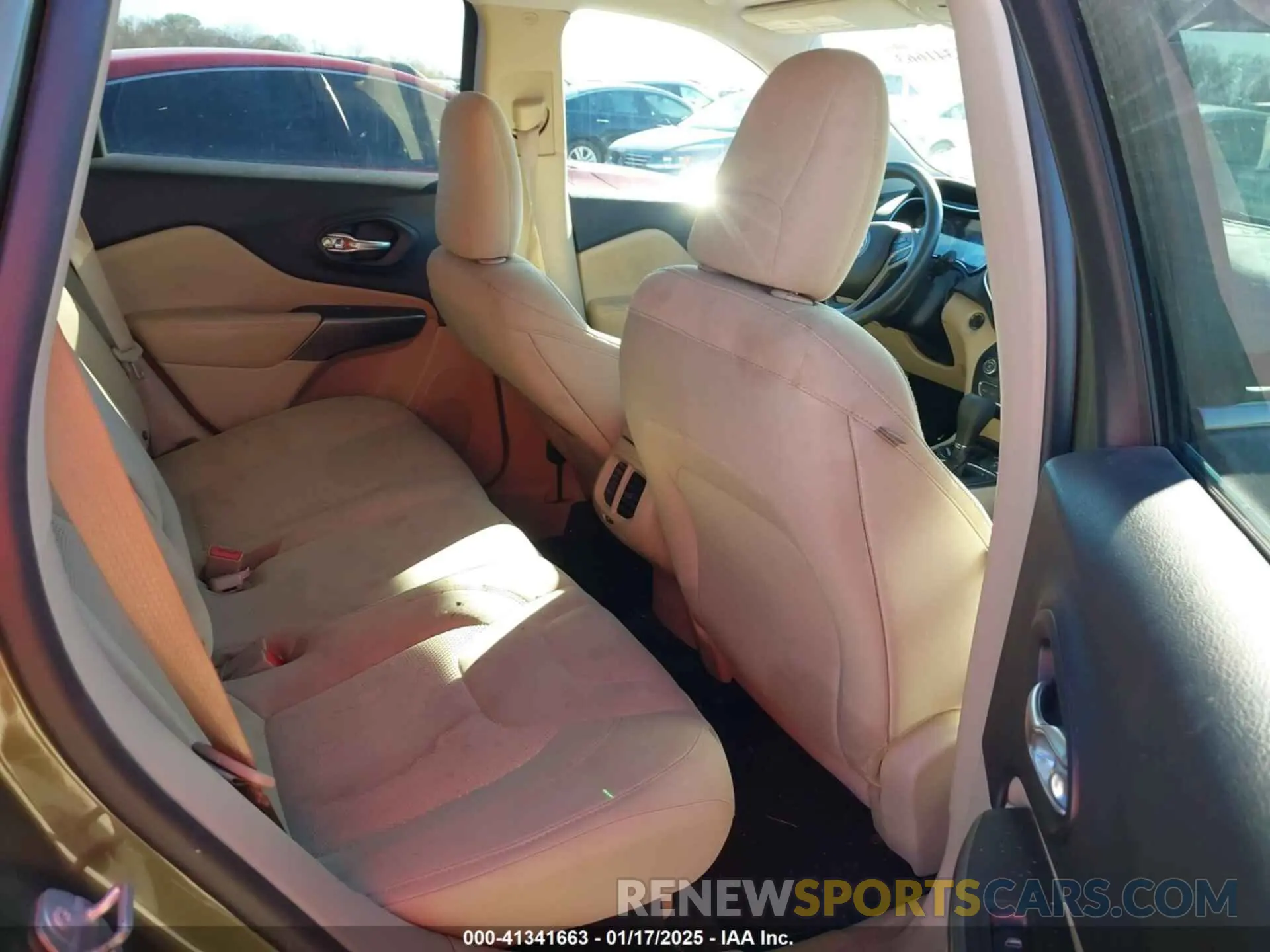 8 fotografías del automóvil dañado 1C4PJLCX1KD120603 JEEP CHEROKEE 2019