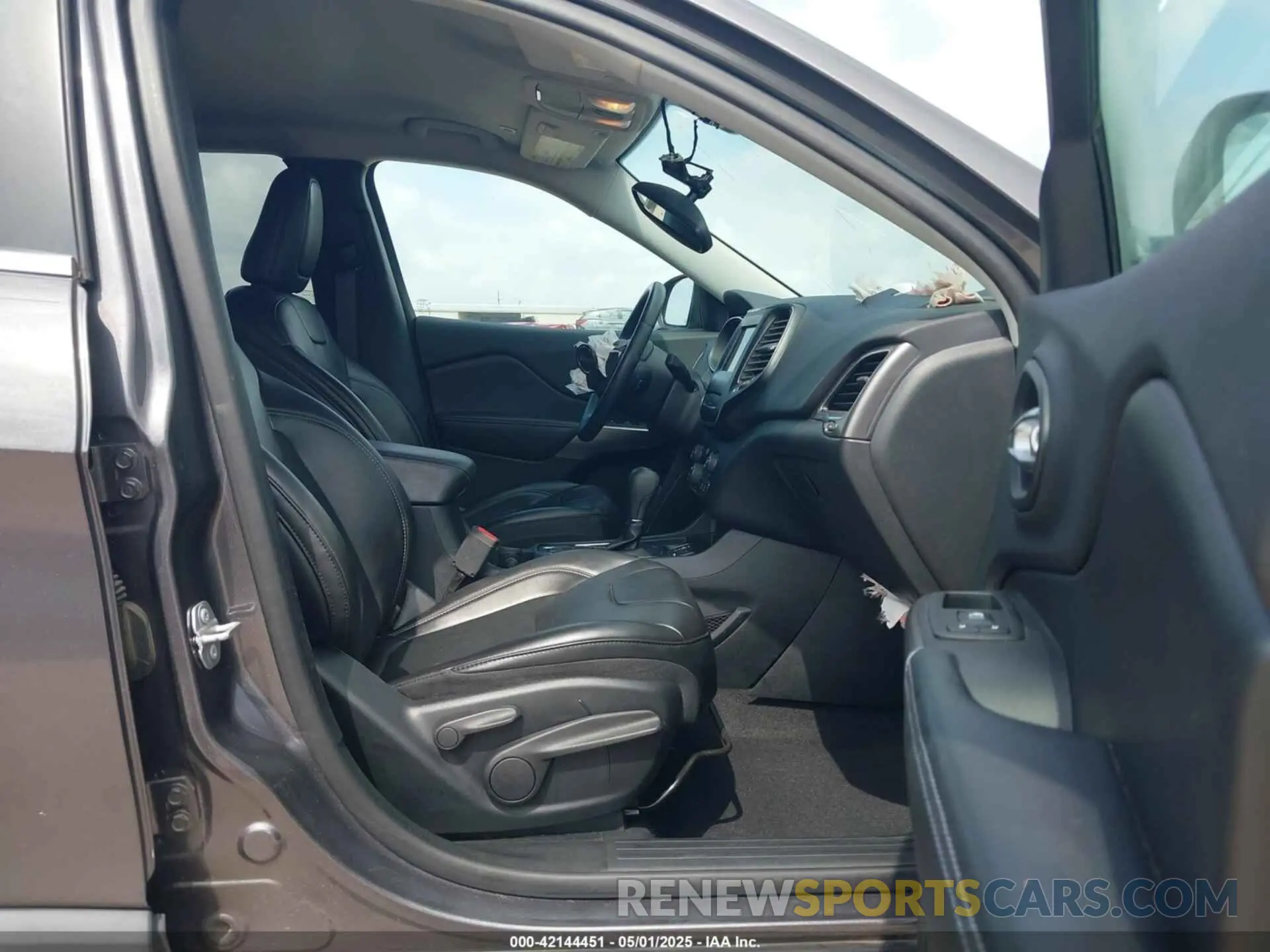 5 fotografías del automóvil dañado 1C4PJLLB2KD333239 JEEP CHEROKEE 2019
