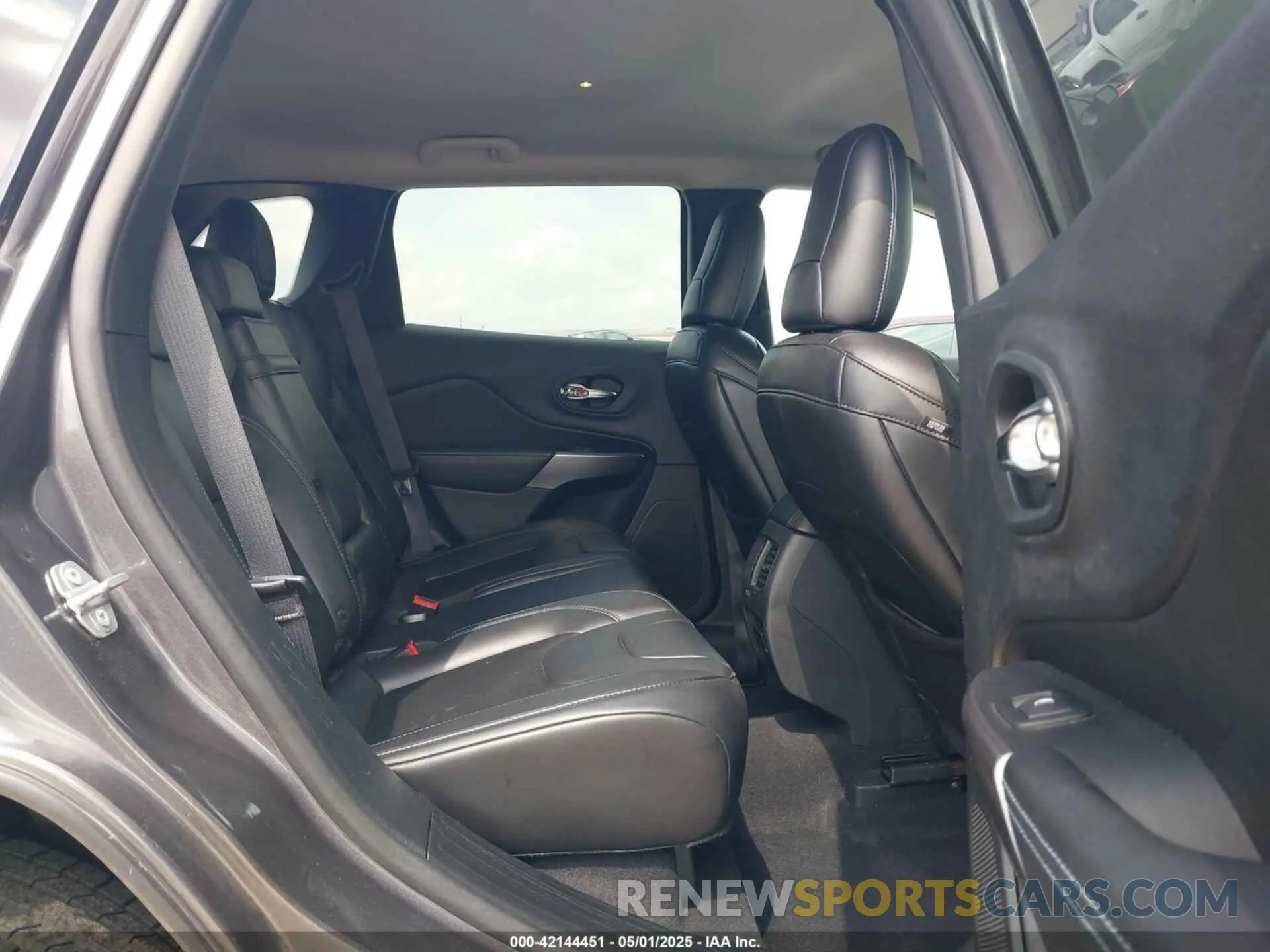 8 fotografías del automóvil dañado 1C4PJLLB2KD333239 JEEP CHEROKEE 2019