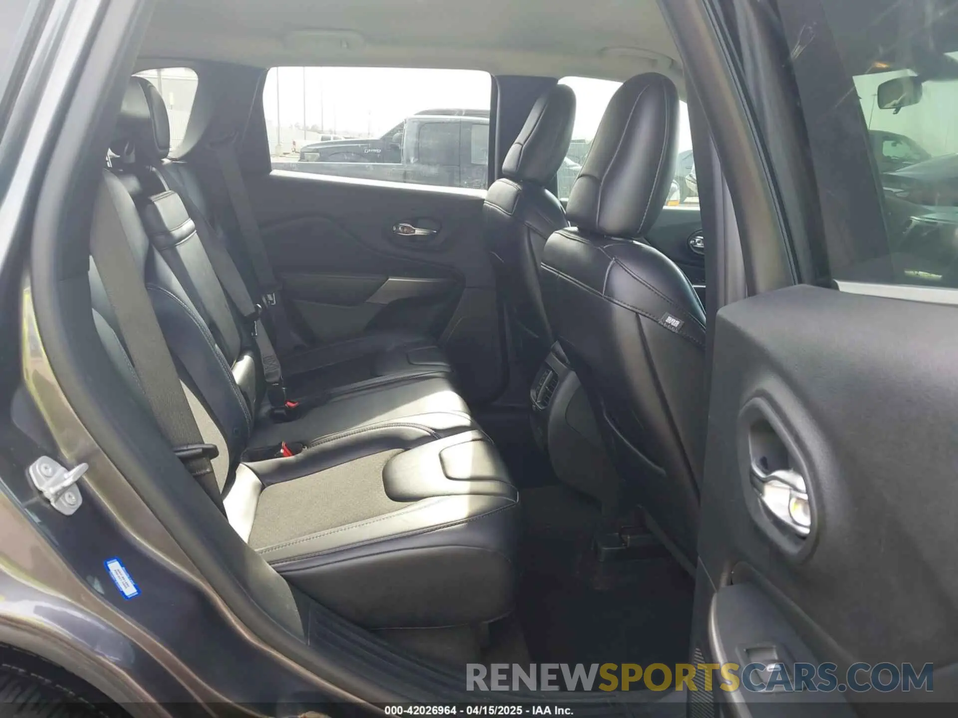 8 fotografías del automóvil dañado 1C4PJLLB2KD403502 JEEP CHEROKEE 2019