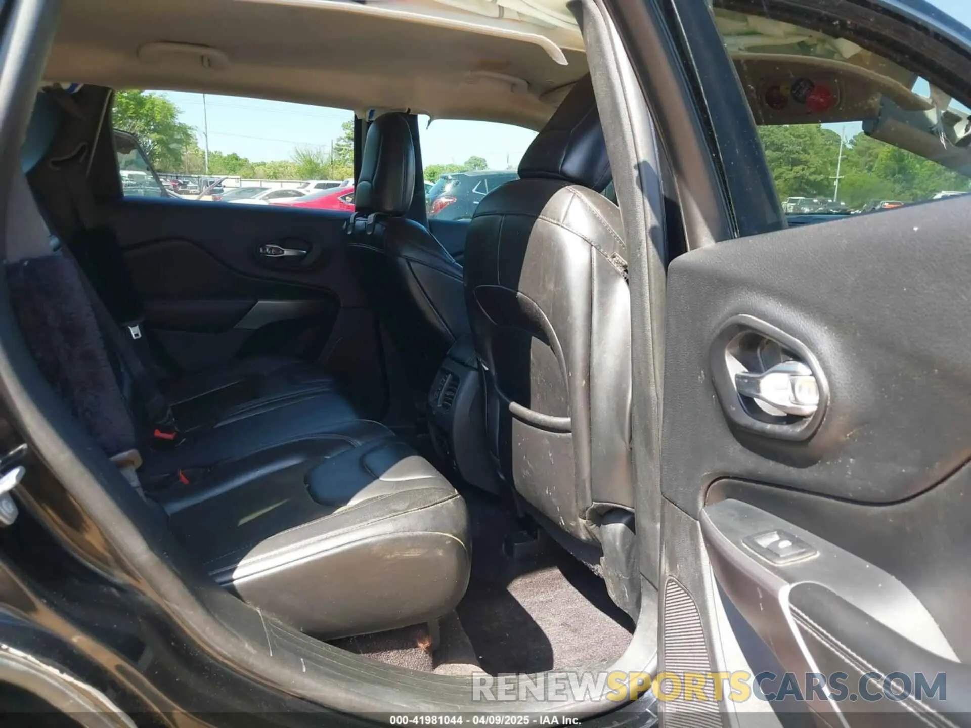 8 fotografías del automóvil dañado 1C4PJLLBXKD123116 JEEP CHEROKEE 2019
