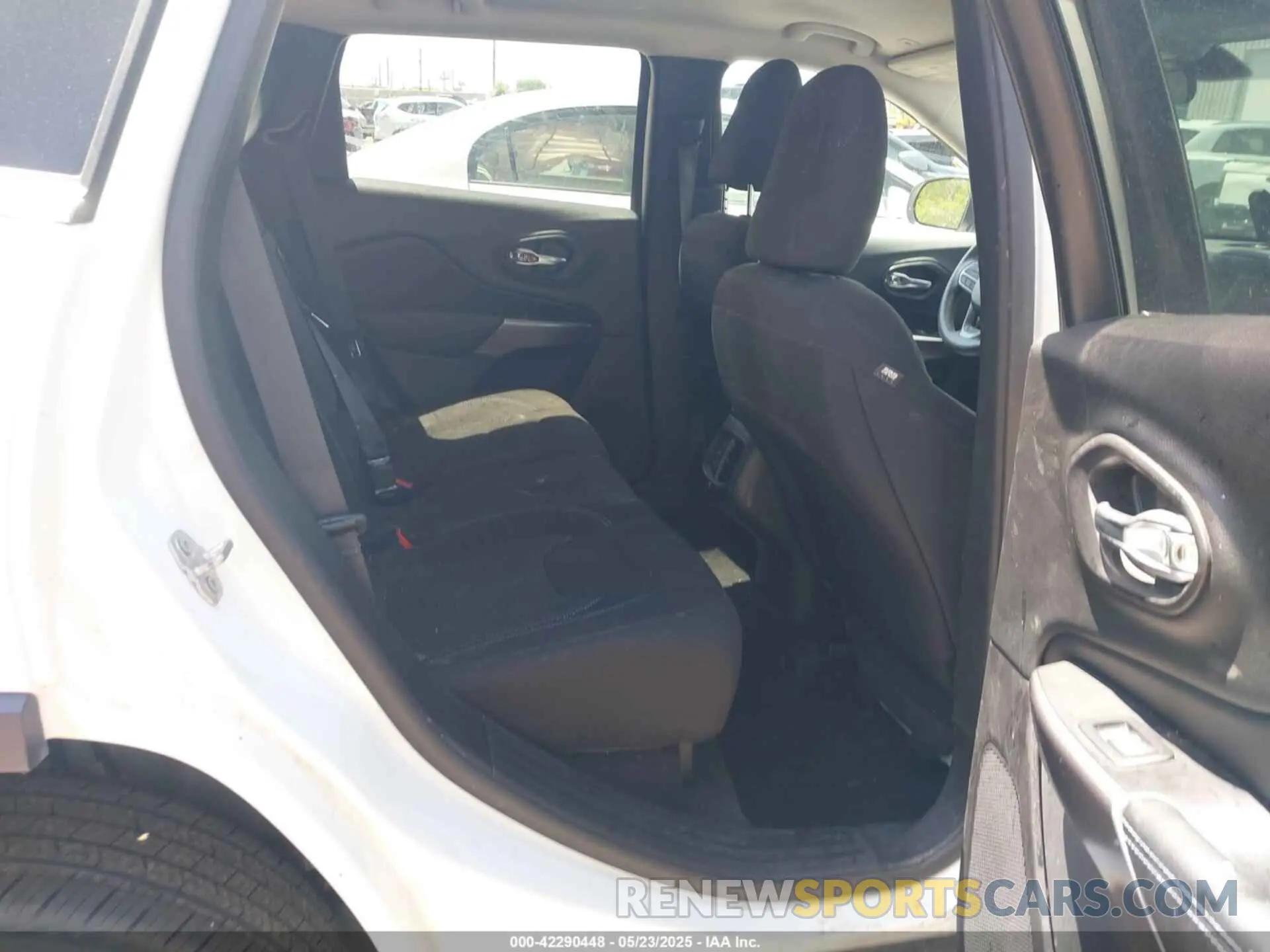 8 fotografías del automóvil dañado 1C4PJMCB1KD228813 JEEP CHEROKEE 2019