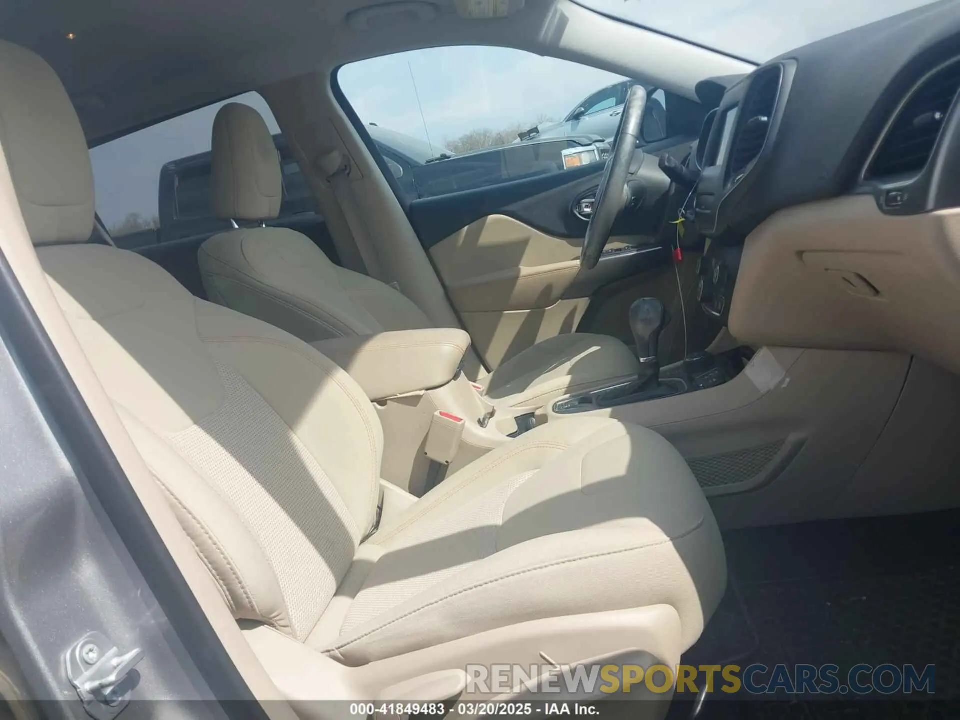 5 fotografías del automóvil dañado 1C4PJMCB4KD239465 JEEP CHEROKEE 2019