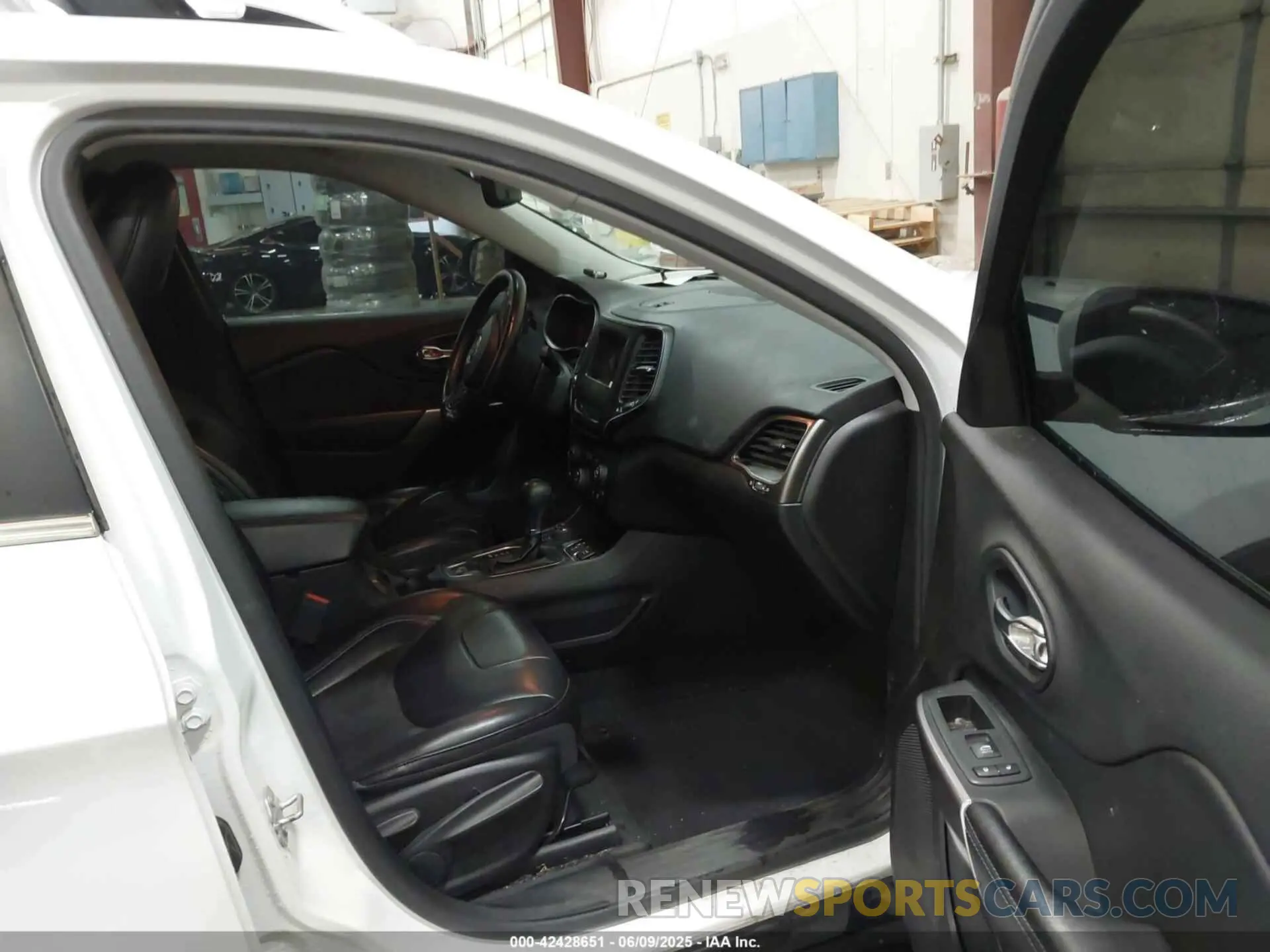 5 fotografías del automóvil dañado 1C4PJMLX8KD484233 JEEP CHEROKEE 2019