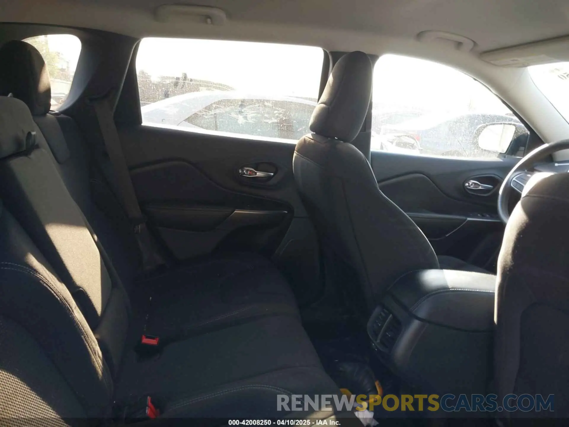 8 fotografías del automóvil dañado 1C4PJLCB0LD542349 JEEP CHEROKEE 2020