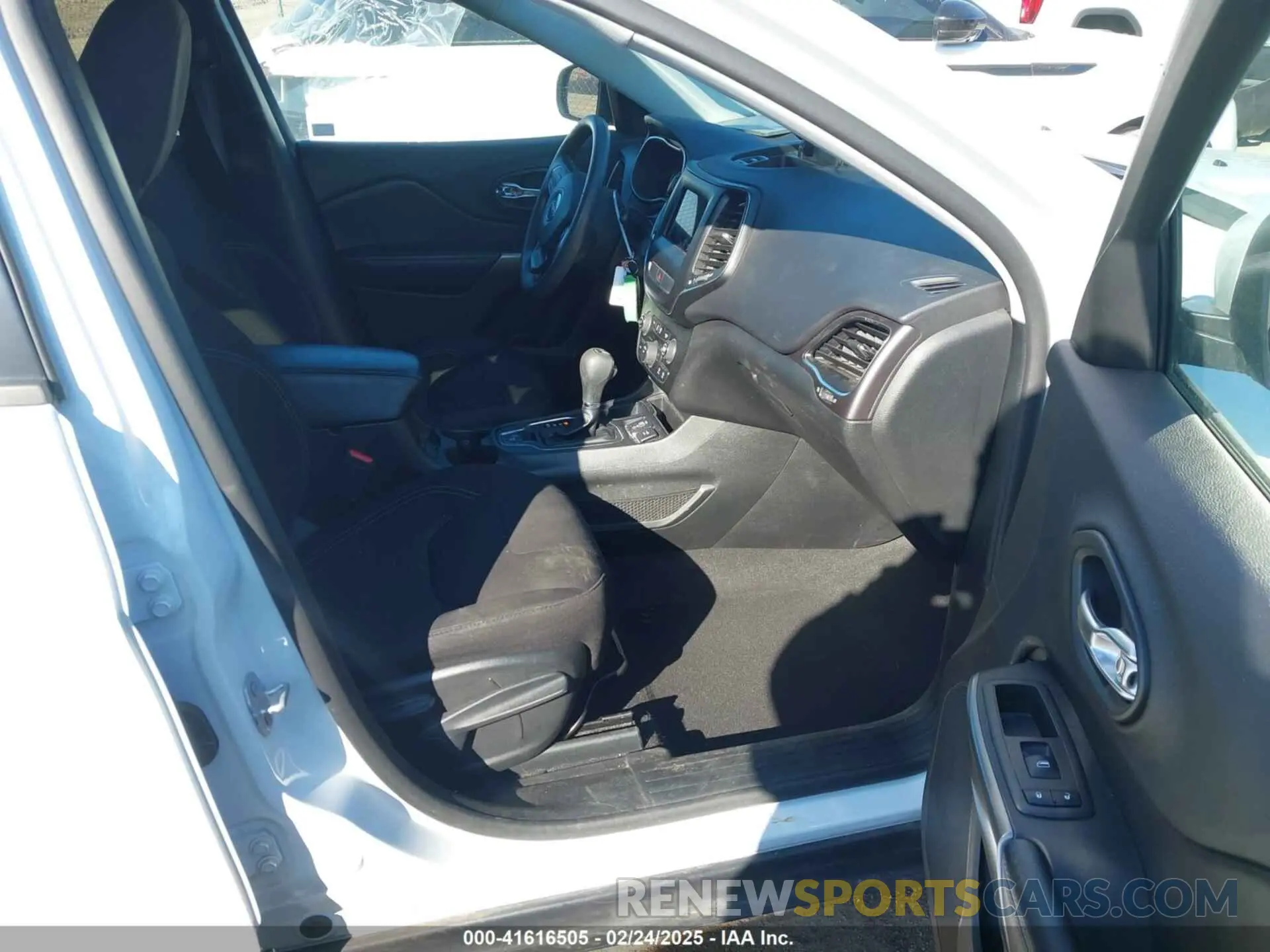 5 fotografías del automóvil dañado 1C4PJLCB2LD629458 JEEP CHEROKEE 2020