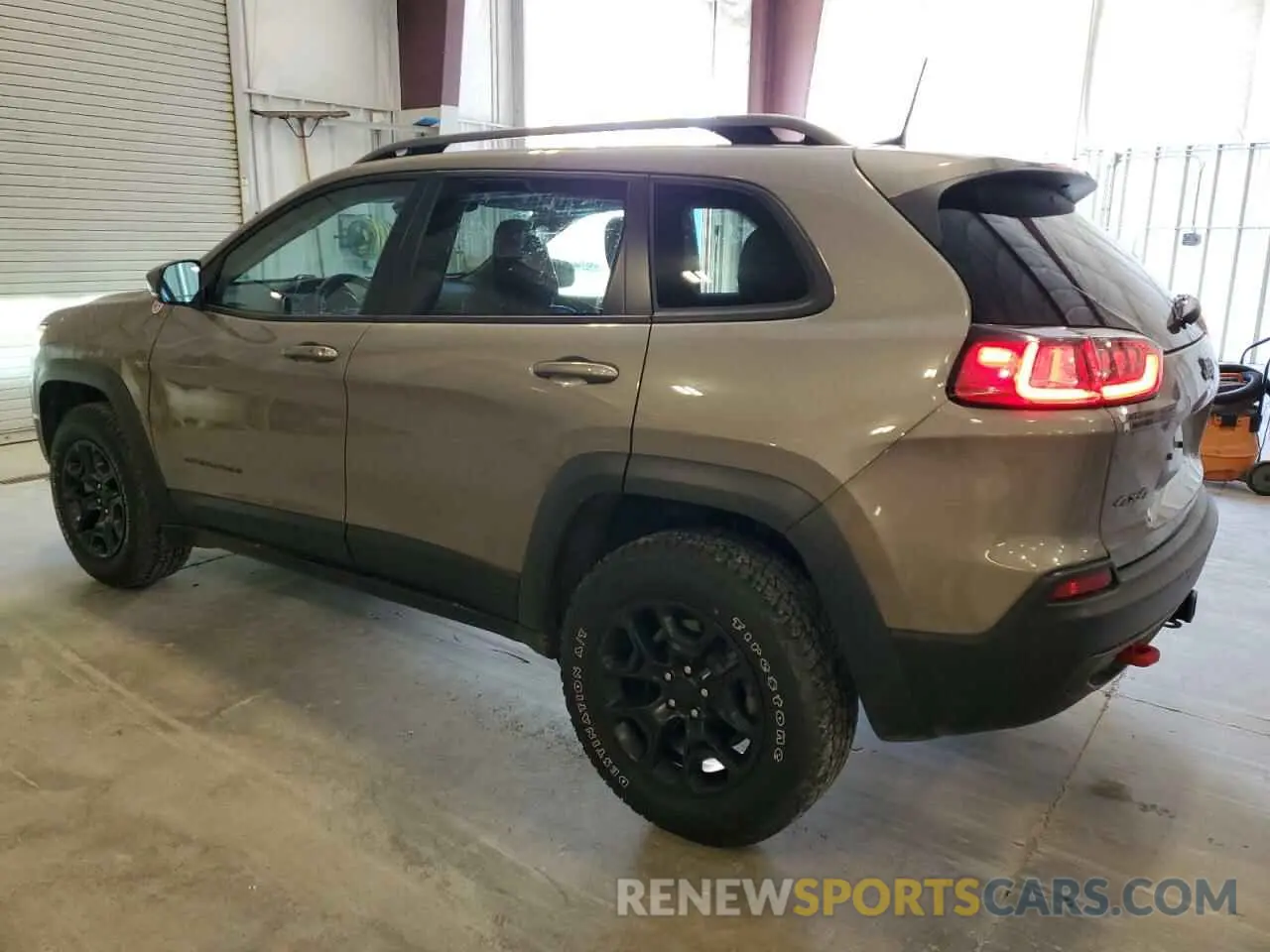 2 fotografías del automóvil dañado 1C4PJMBX3LD608752 JEEP CHEROKEE 2020