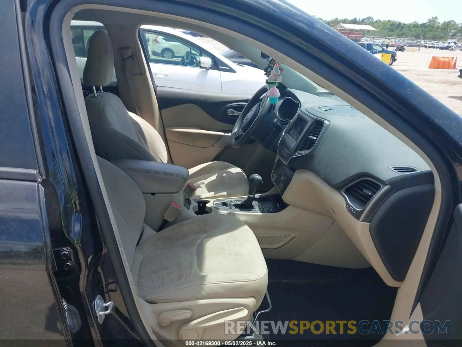 5 fotografías del automóvil dañado 1C4PJLCB6MD203810 JEEP CHEROKEE 2021