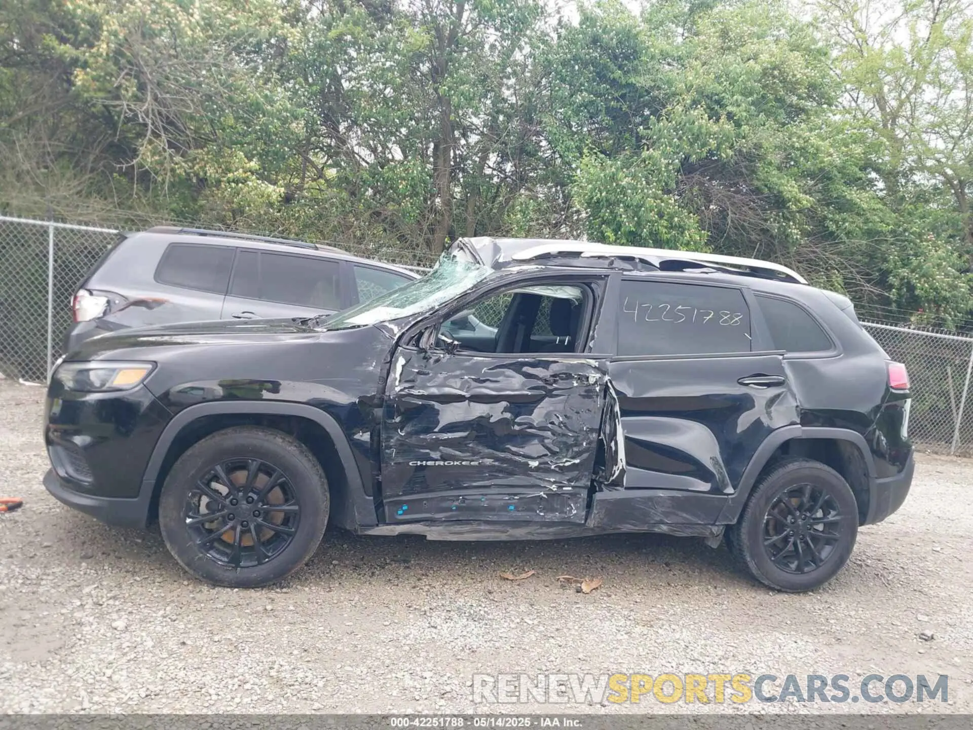 14 fotografías del automóvil dañado 1C4PJLCB9MD125782 JEEP CHEROKEE 2021