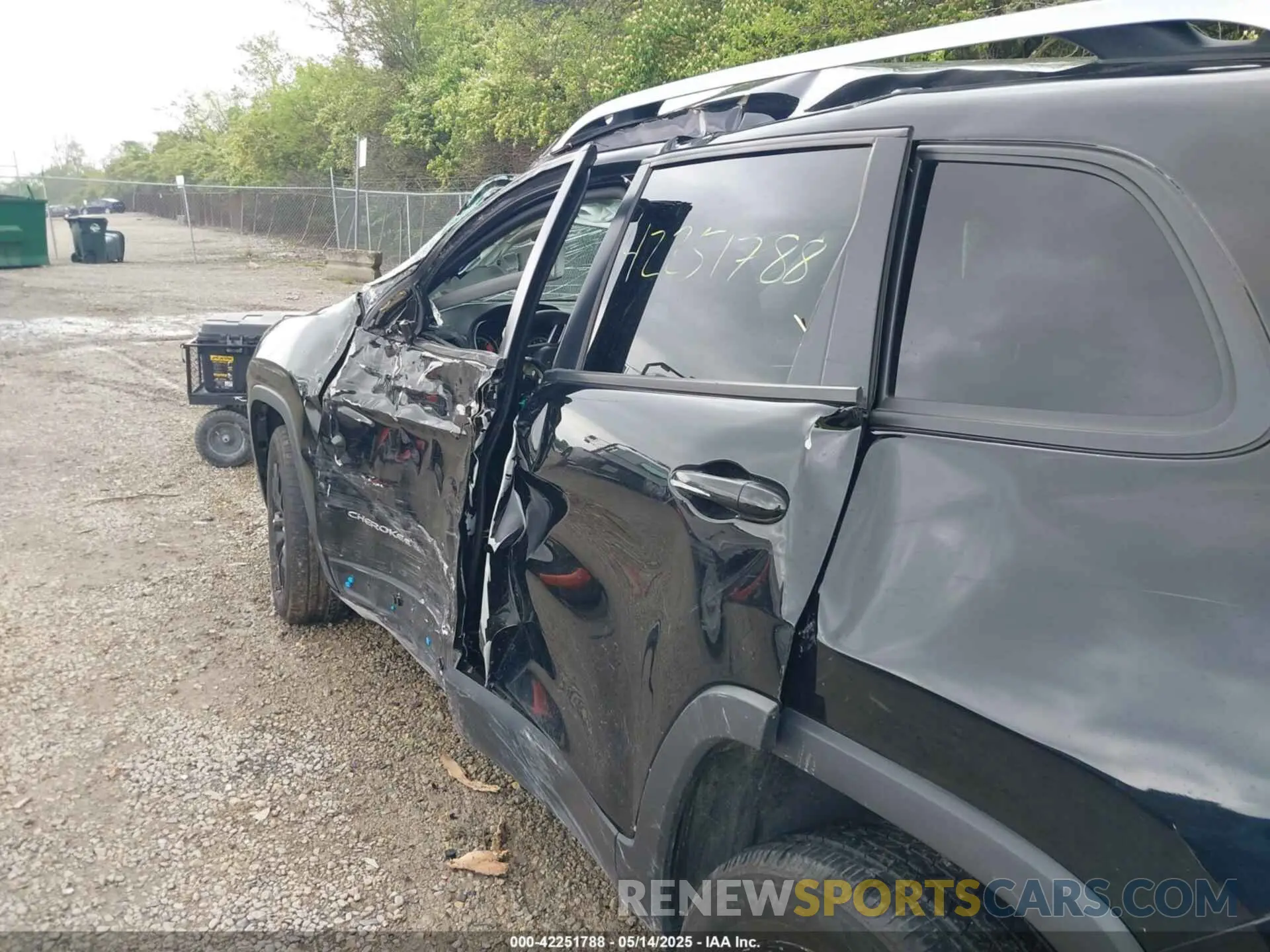 17 fotografías del automóvil dañado 1C4PJLCB9MD125782 JEEP CHEROKEE 2021