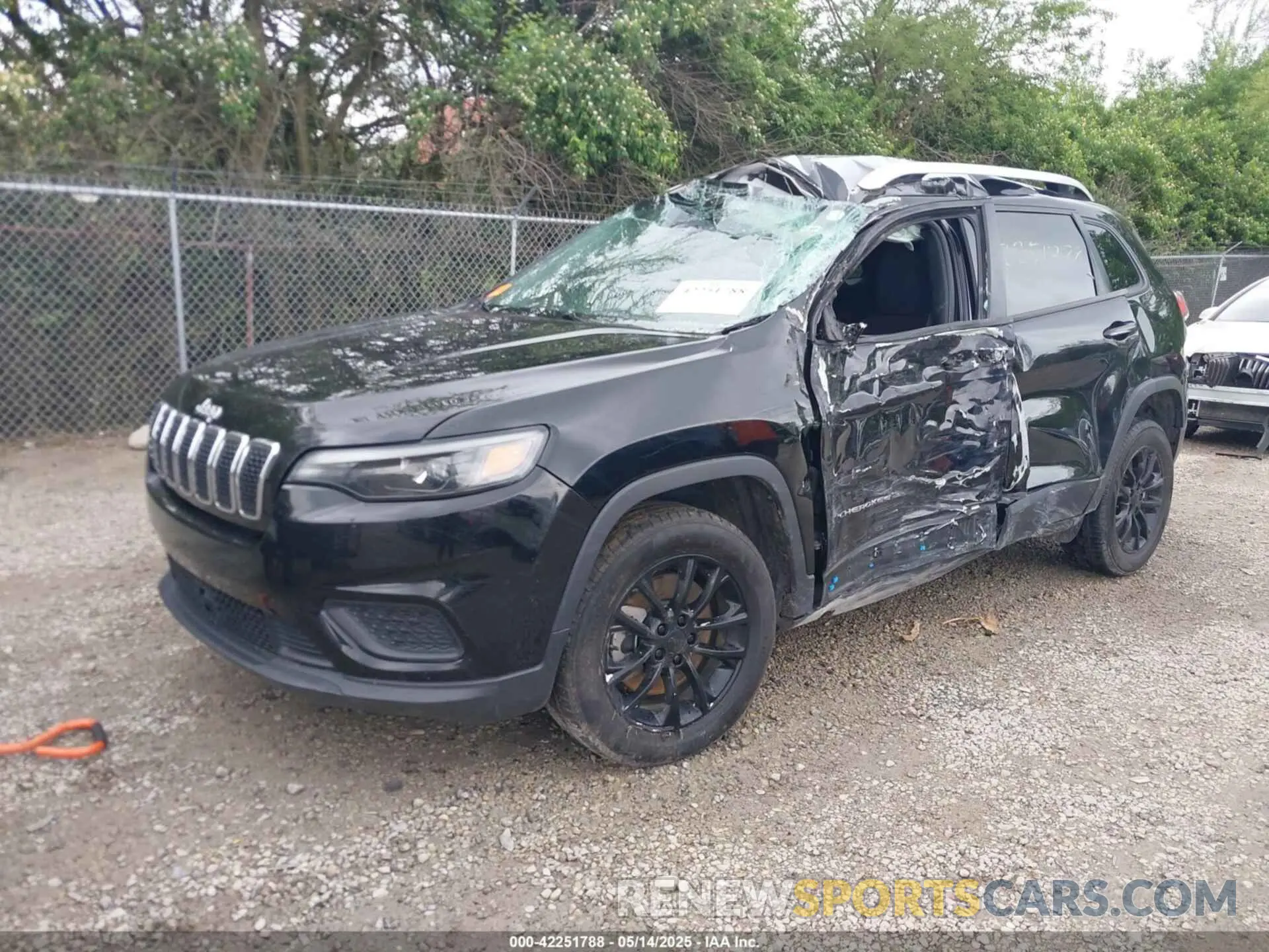 2 fotografías del automóvil dañado 1C4PJLCB9MD125782 JEEP CHEROKEE 2021