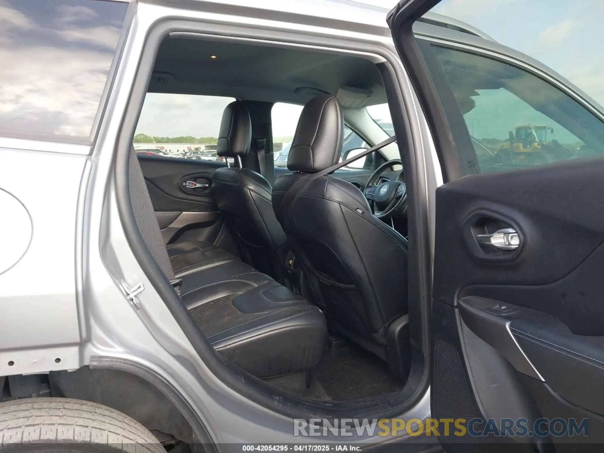 8 fotografías del automóvil dañado 1C4PJLLB0MD200305 JEEP CHEROKEE 2021