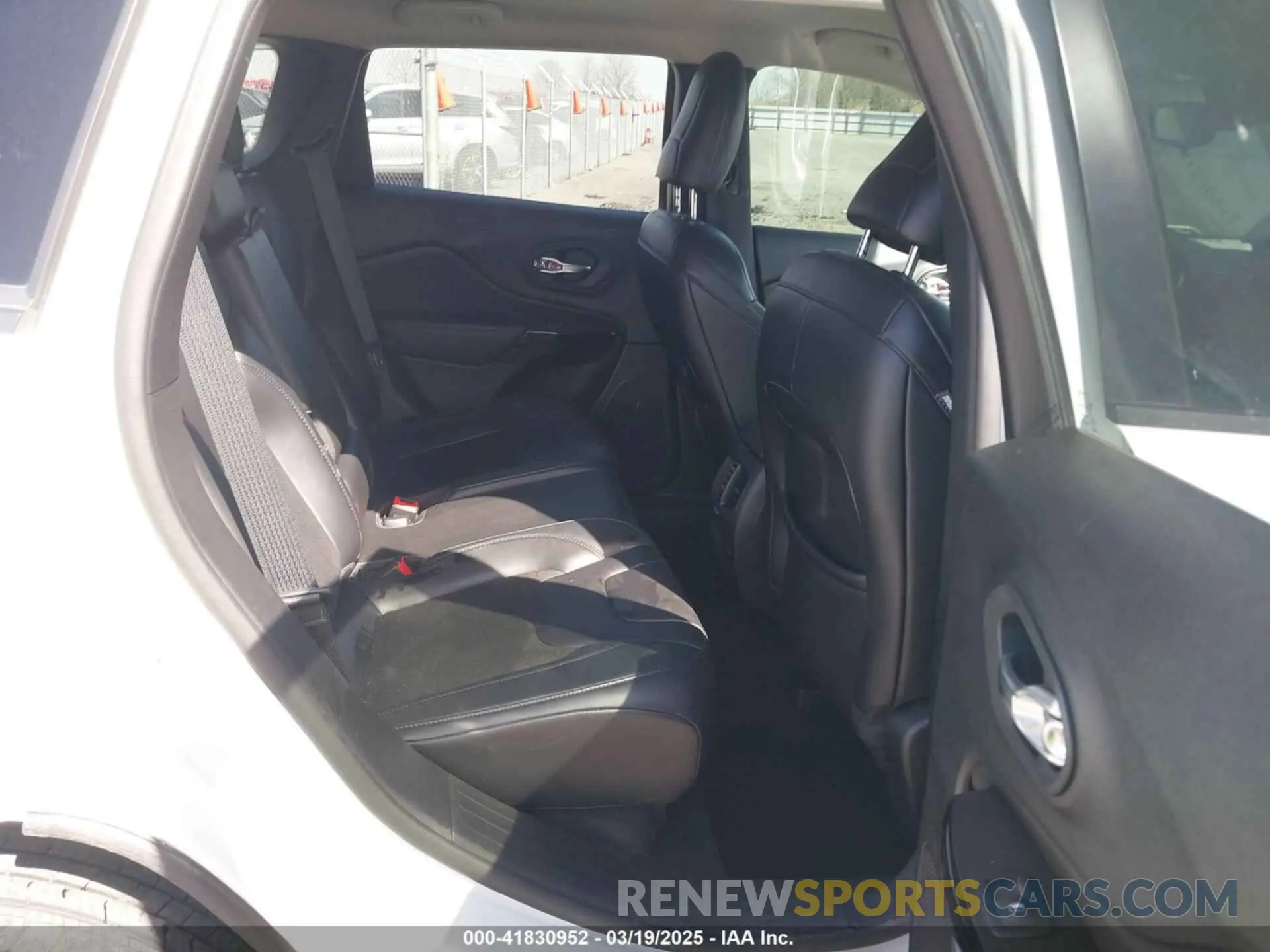 8 fotografías del automóvil dañado 1C4PJLLB1MD180422 JEEP CHEROKEE 2021