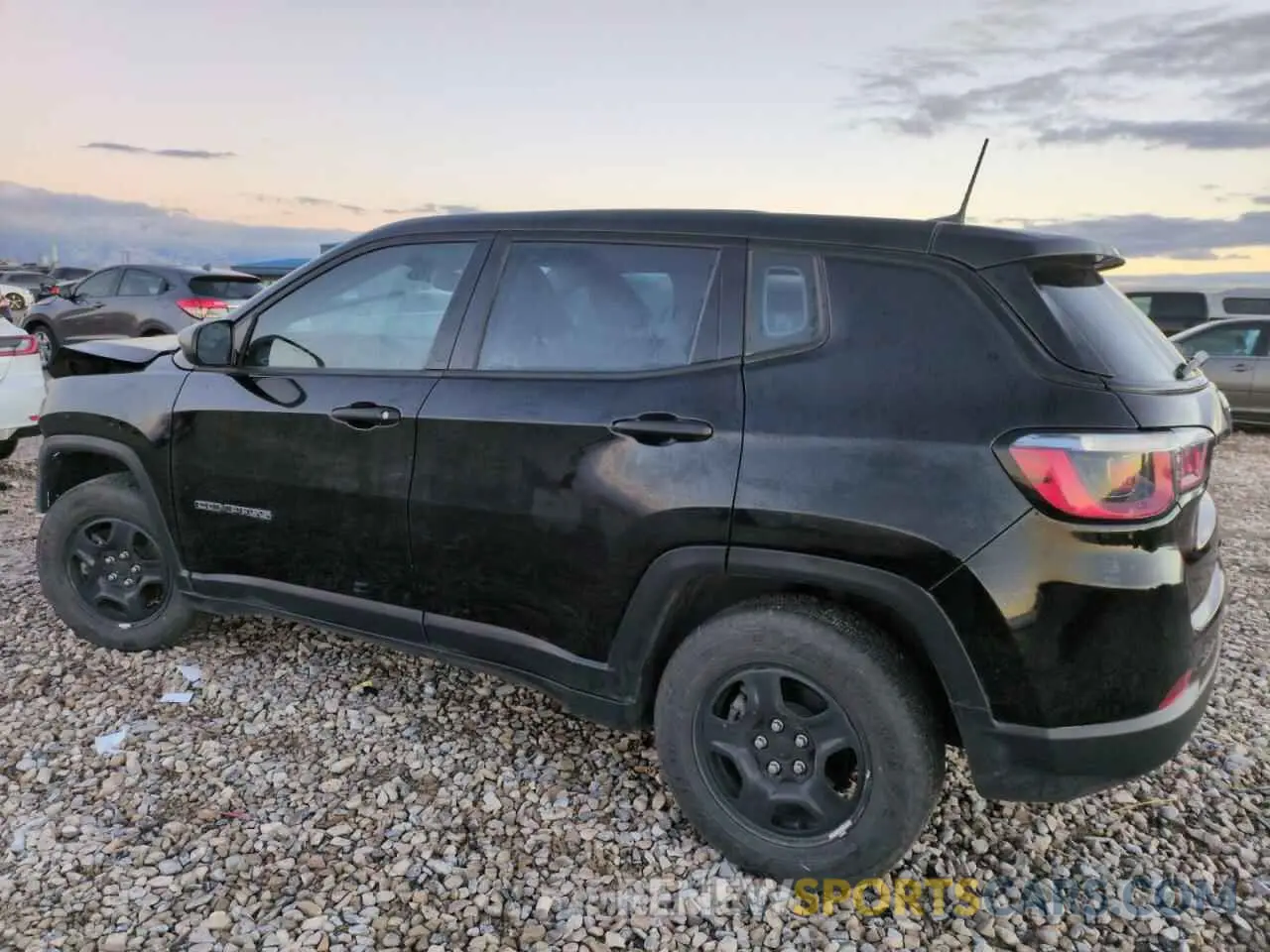 2 fotografías del automóvil dañado 3C4NJCAB1KT615814 JEEP COMPASS 2019
