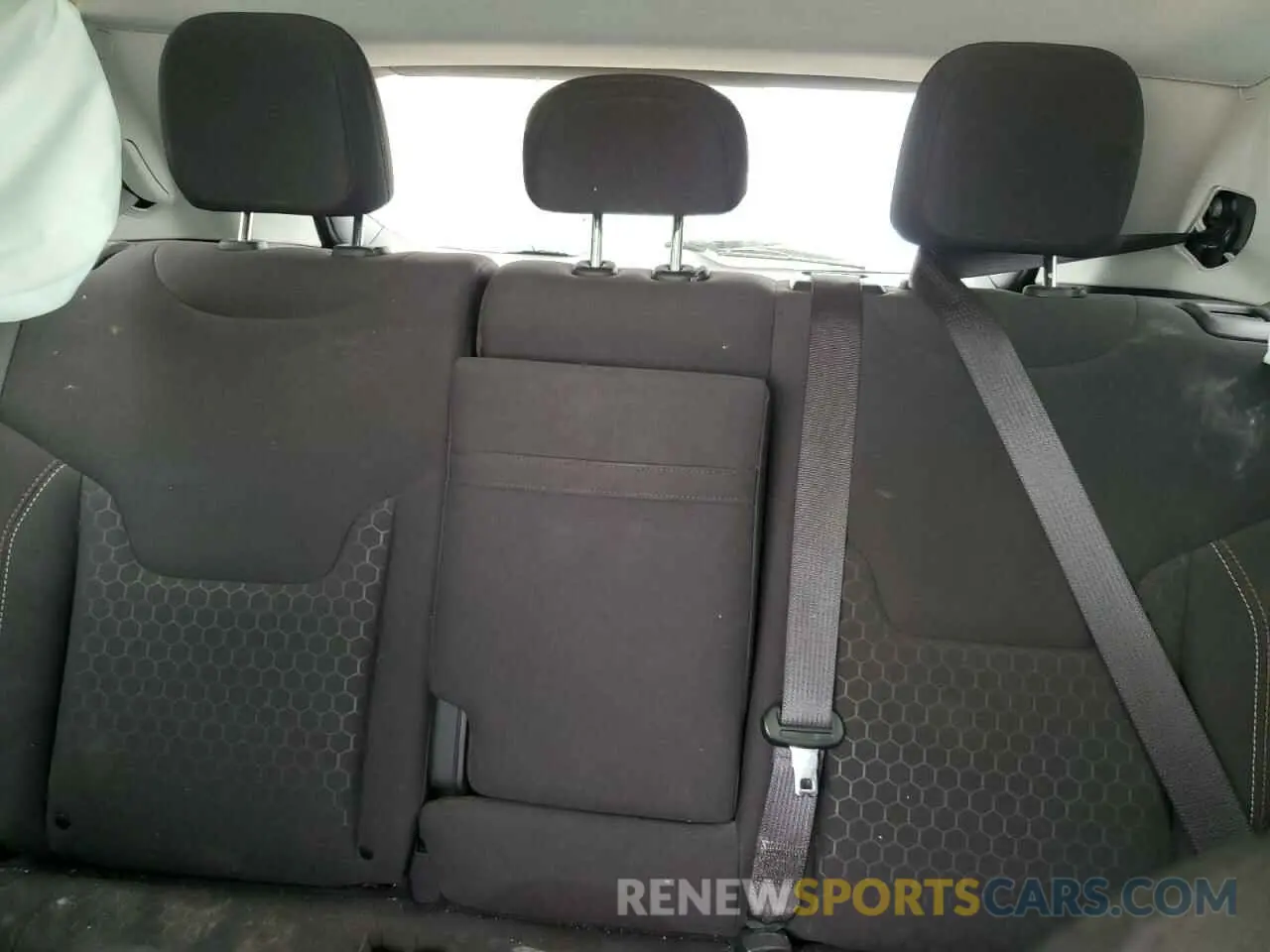 10 fotografías del automóvil dañado 3C4NJCAB1KT847992 JEEP COMPASS 2019