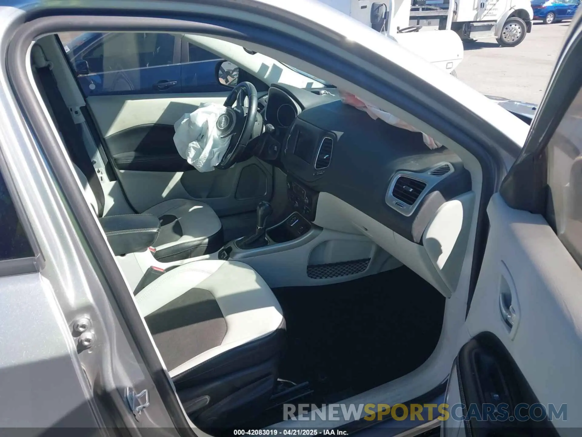 5 fotografías del automóvil dañado 3C4NJCBB1KT819754 JEEP COMPASS 2019