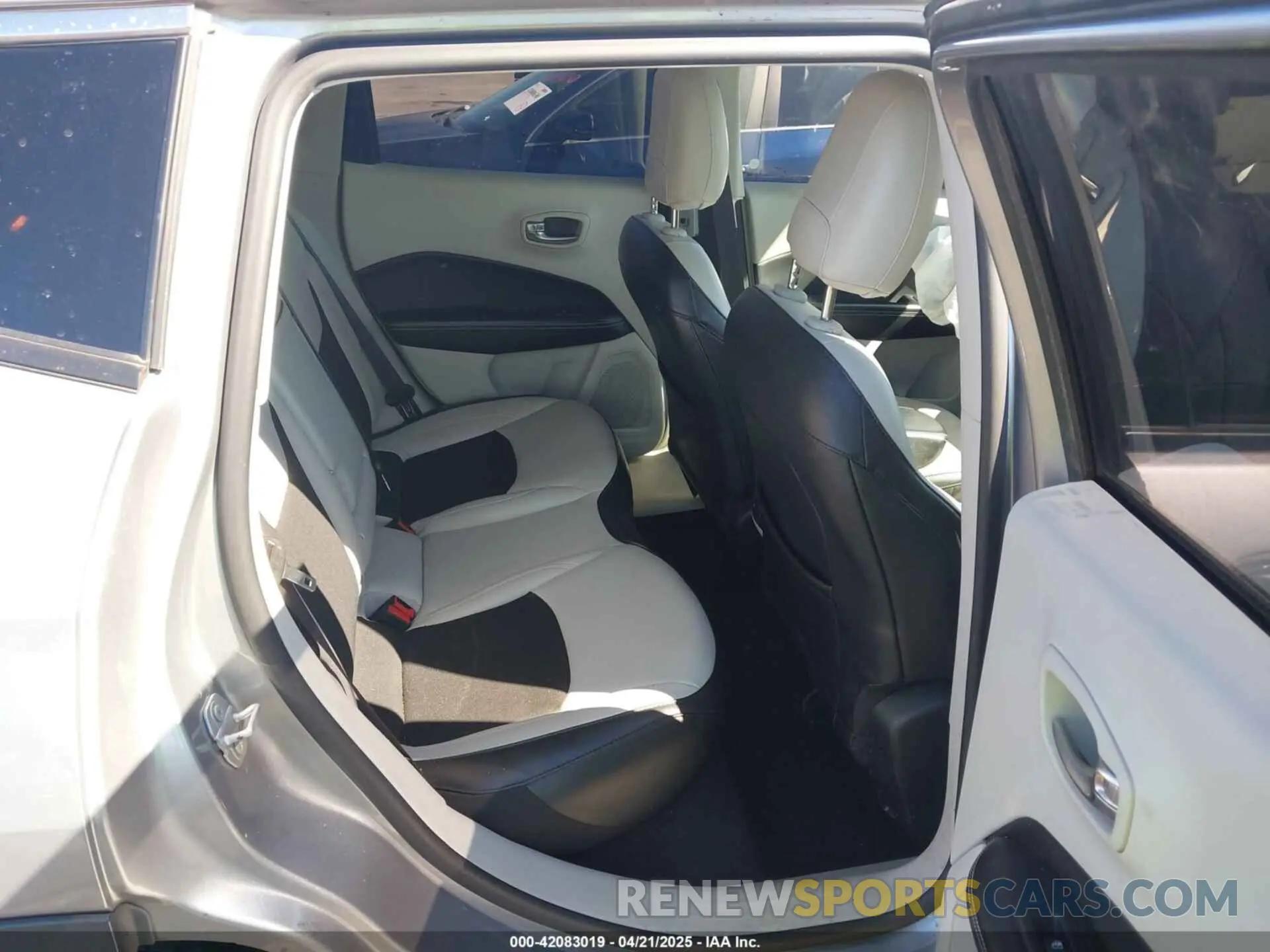 8 fotografías del automóvil dañado 3C4NJCBB1KT819754 JEEP COMPASS 2019
