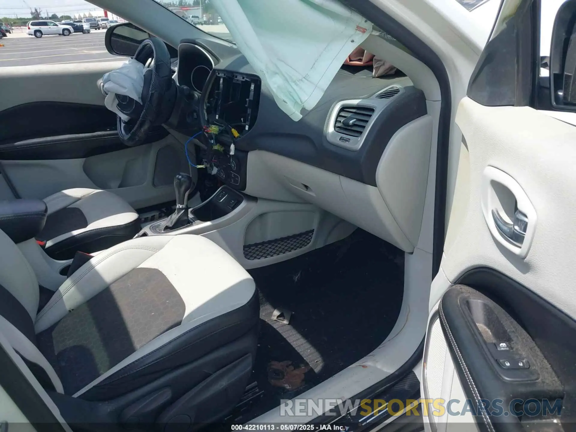 5 fotografías del automóvil dañado 3C4NJCBB3KT832196 JEEP COMPASS 2019