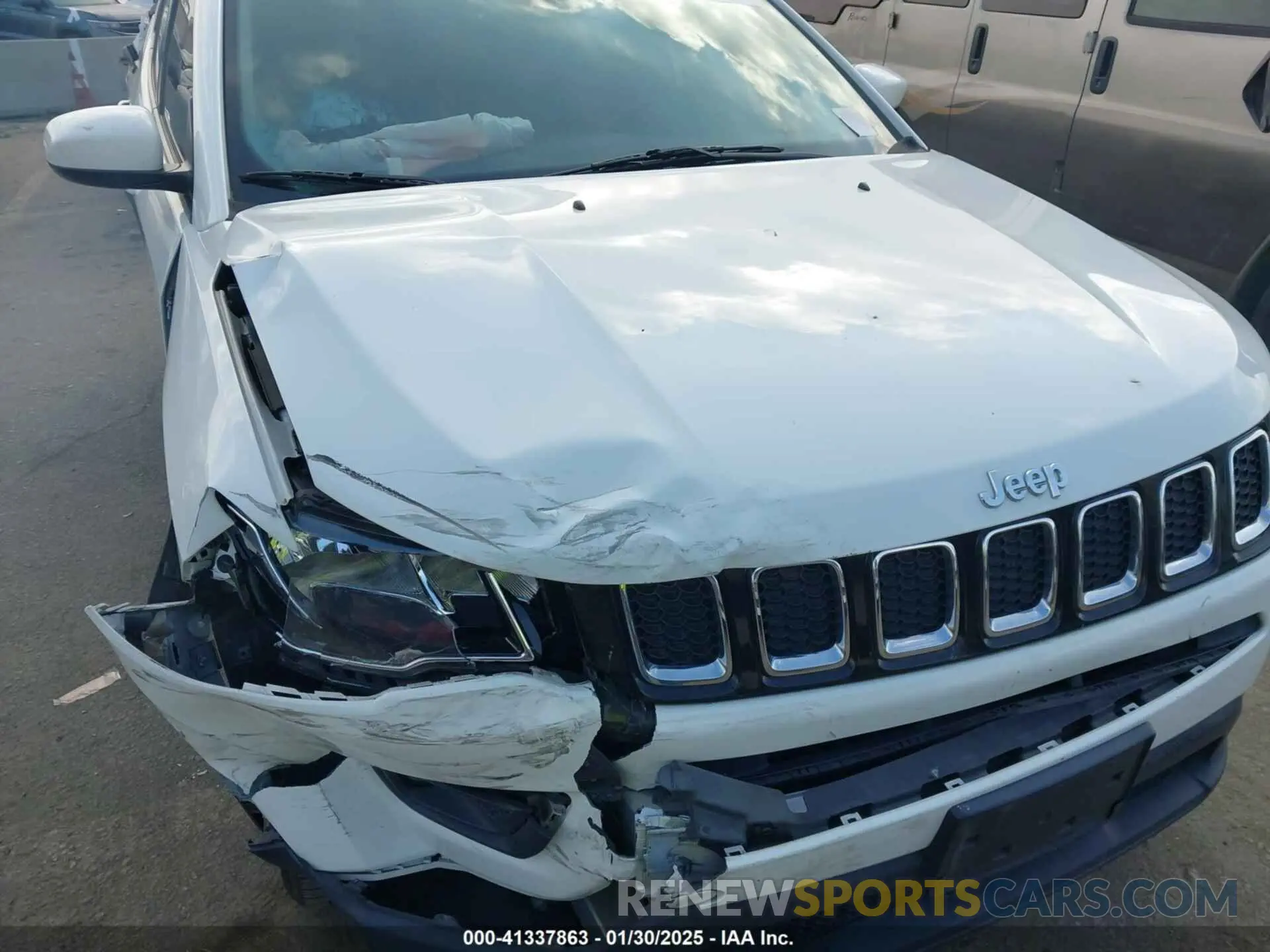 17 fotografías del automóvil dañado 3C4NJCBB9KT652558 JEEP COMPASS 2019