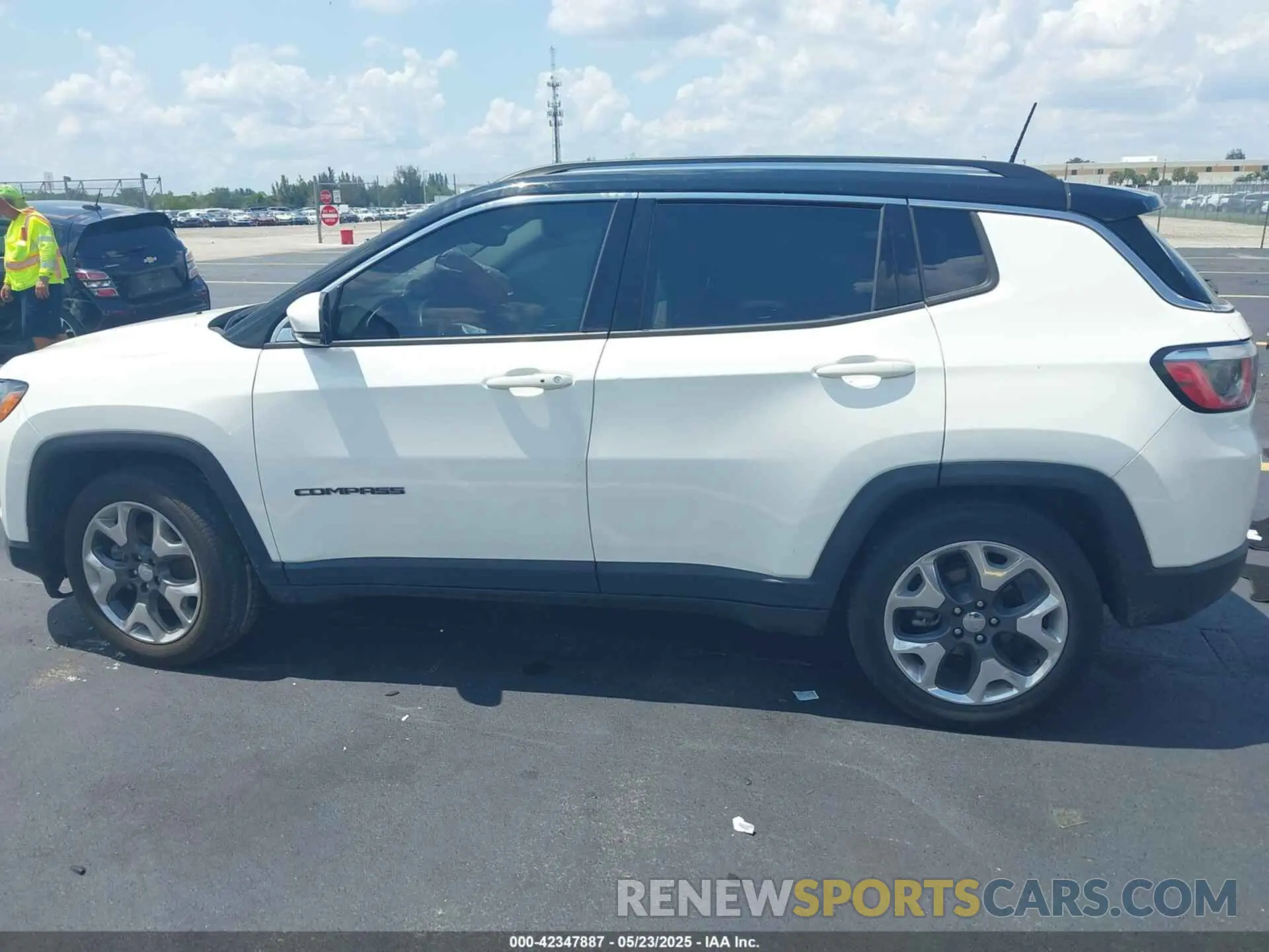 14 fotografías del automóvil dañado 3C4NJCCBXKT725774 JEEP COMPASS 2019